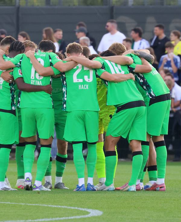 Die Gladbach-Elf beim Testspiel im Mannschaftskreis.