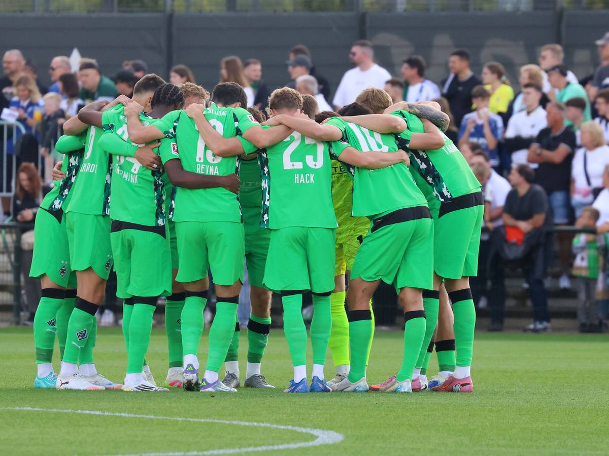 Die Gladbach-Elf beim Testspiel im Mannschaftskreis.