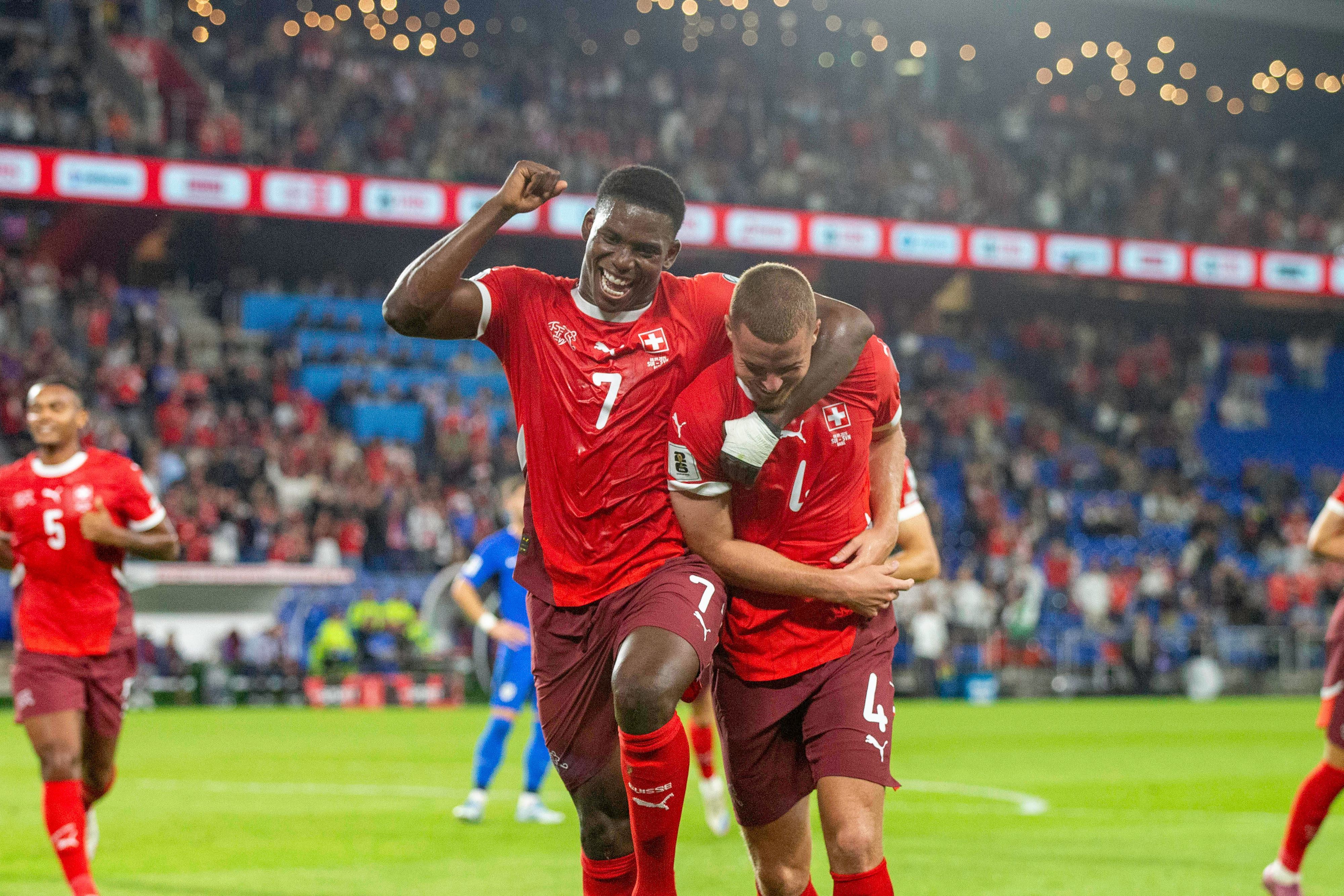 Breel Embolo und Nico Elvedi jubeln zusammen.