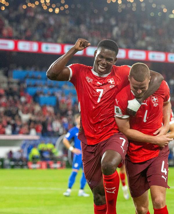 Breel Embolo und Nico Elvedi jubeln zusammen.