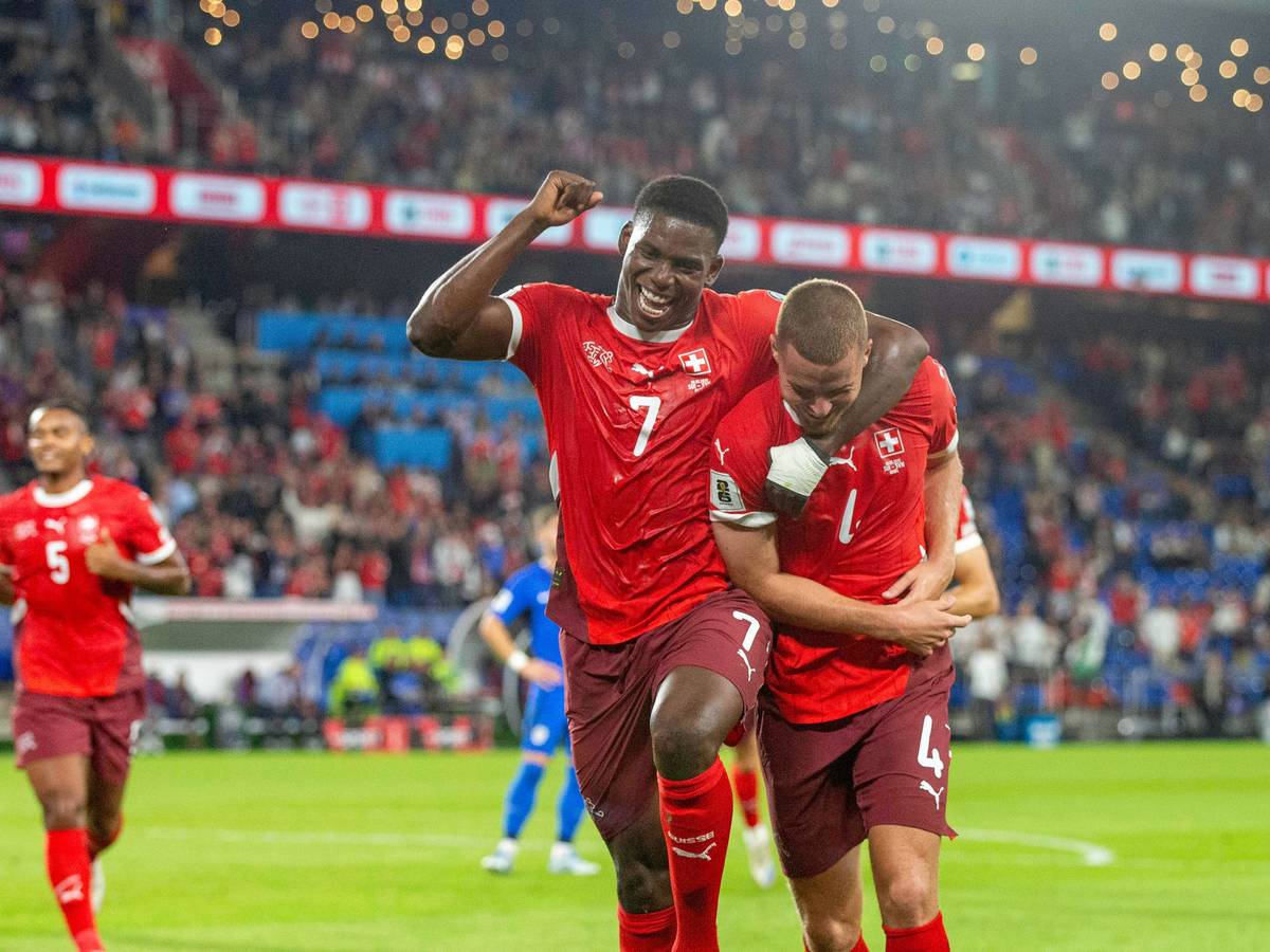 Breel Embolo und Nico Elvedi jubeln zusammen.