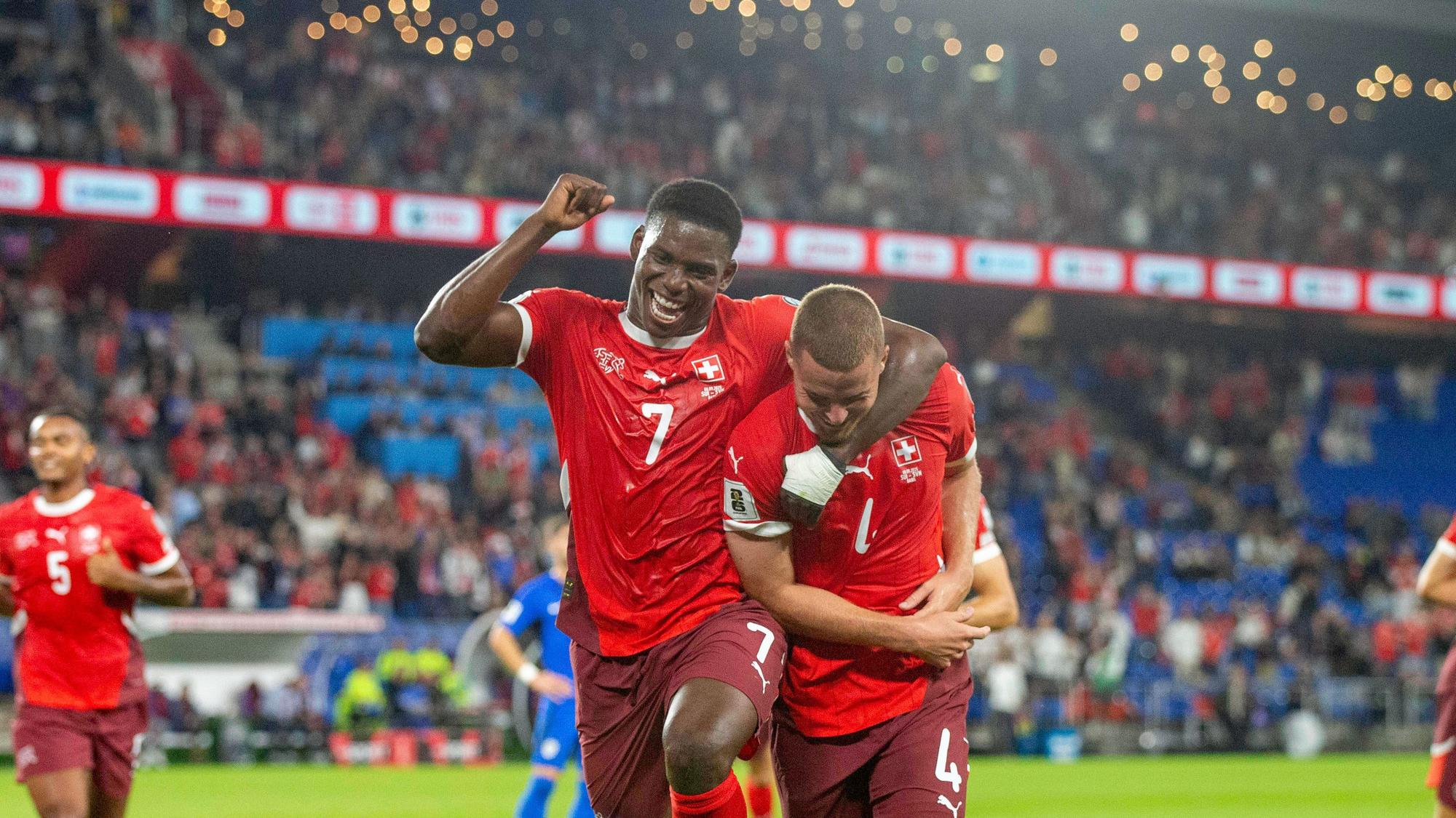 Breel Embolo und Nico Elvedi jubeln zusammen.