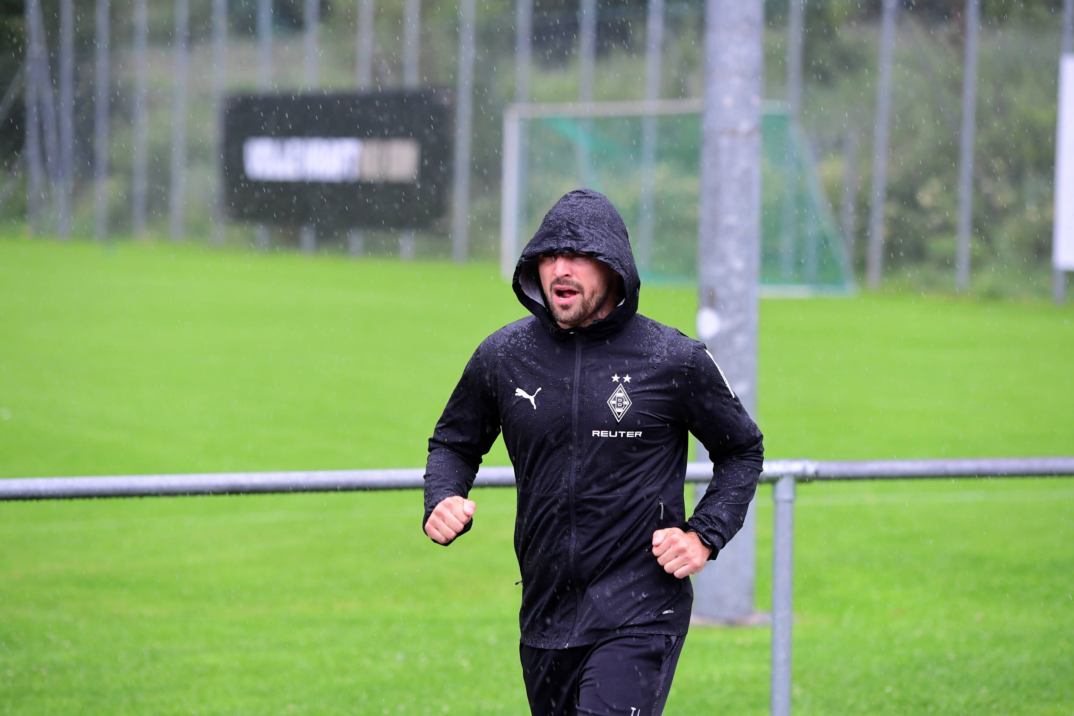 Tony Jantschke läuft im Gladbach-Training im Regen.