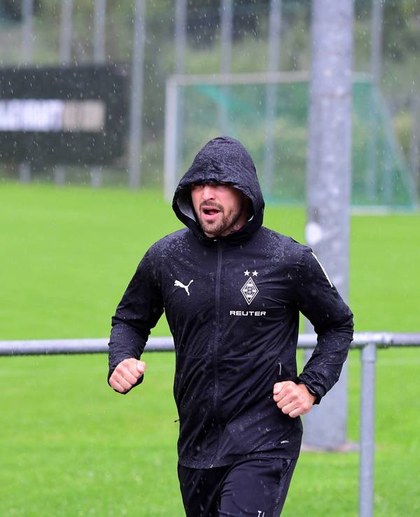 Tony Jantschke läuft im Gladbach-Training im Regen.
