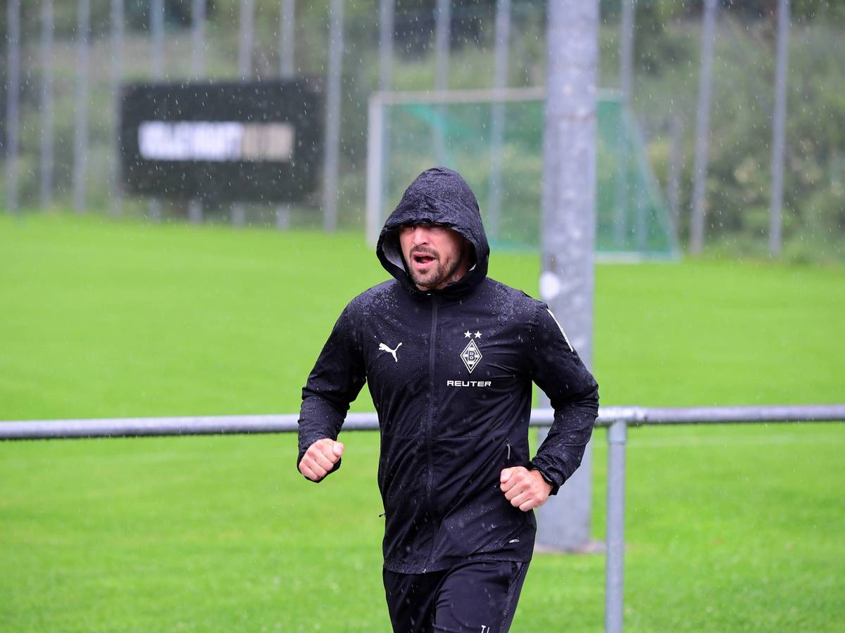 Tony Jantschke läuft im Gladbach-Training im Regen.