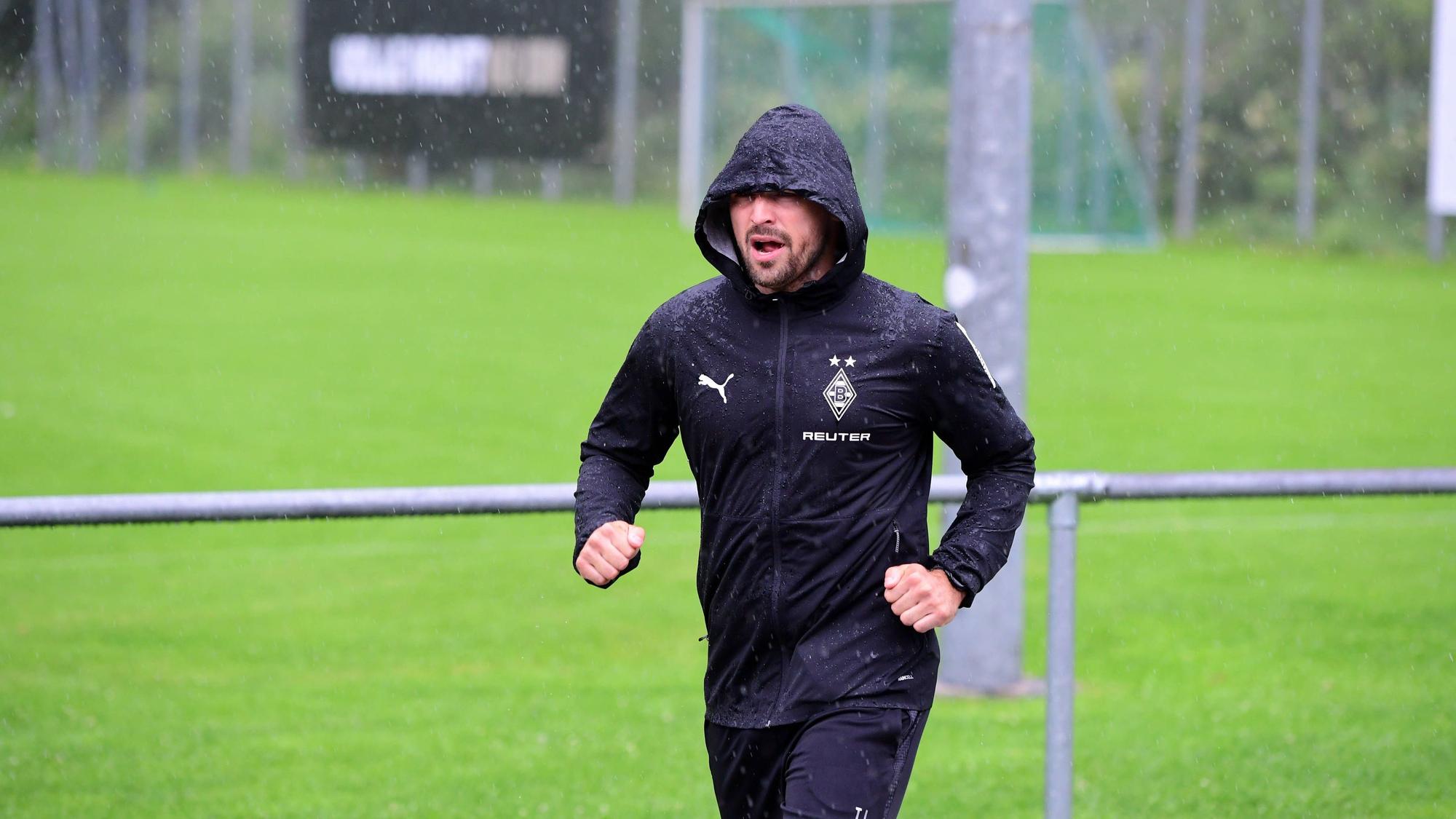 Tony Jantschke läuft im Gladbach-Training im Regen.