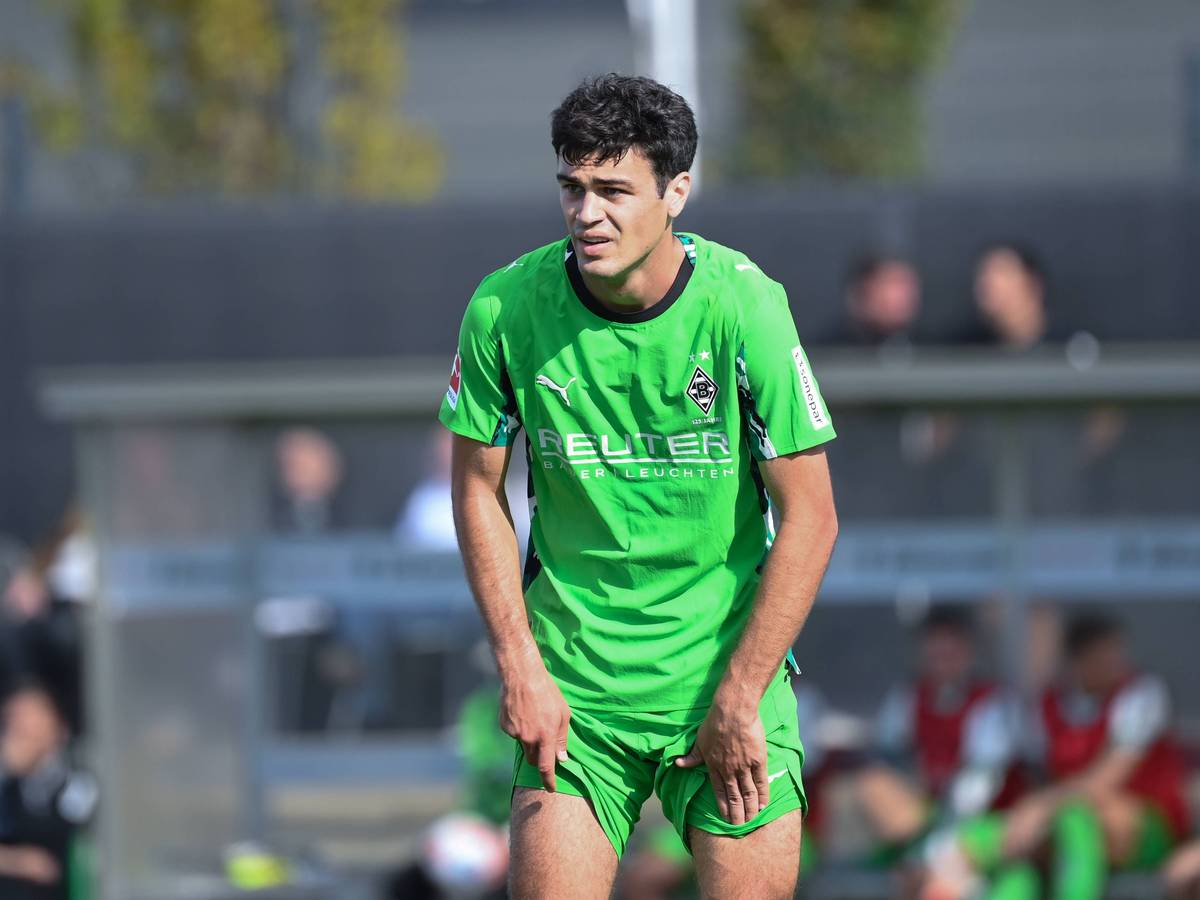Gio Reyna zieht sich die Hosenbeine hoch.
