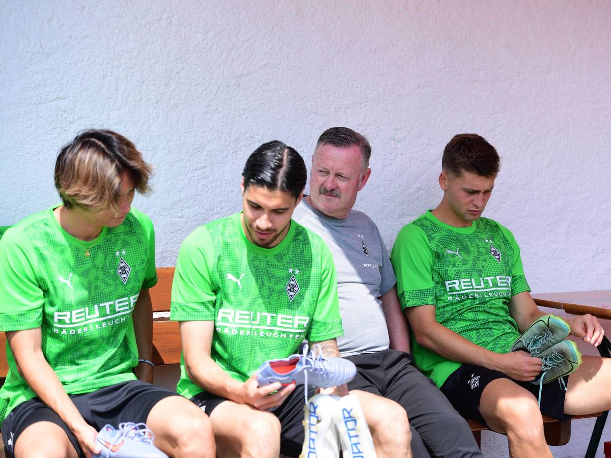 Oscar Fraulo sitzt neben Roland Virkus.