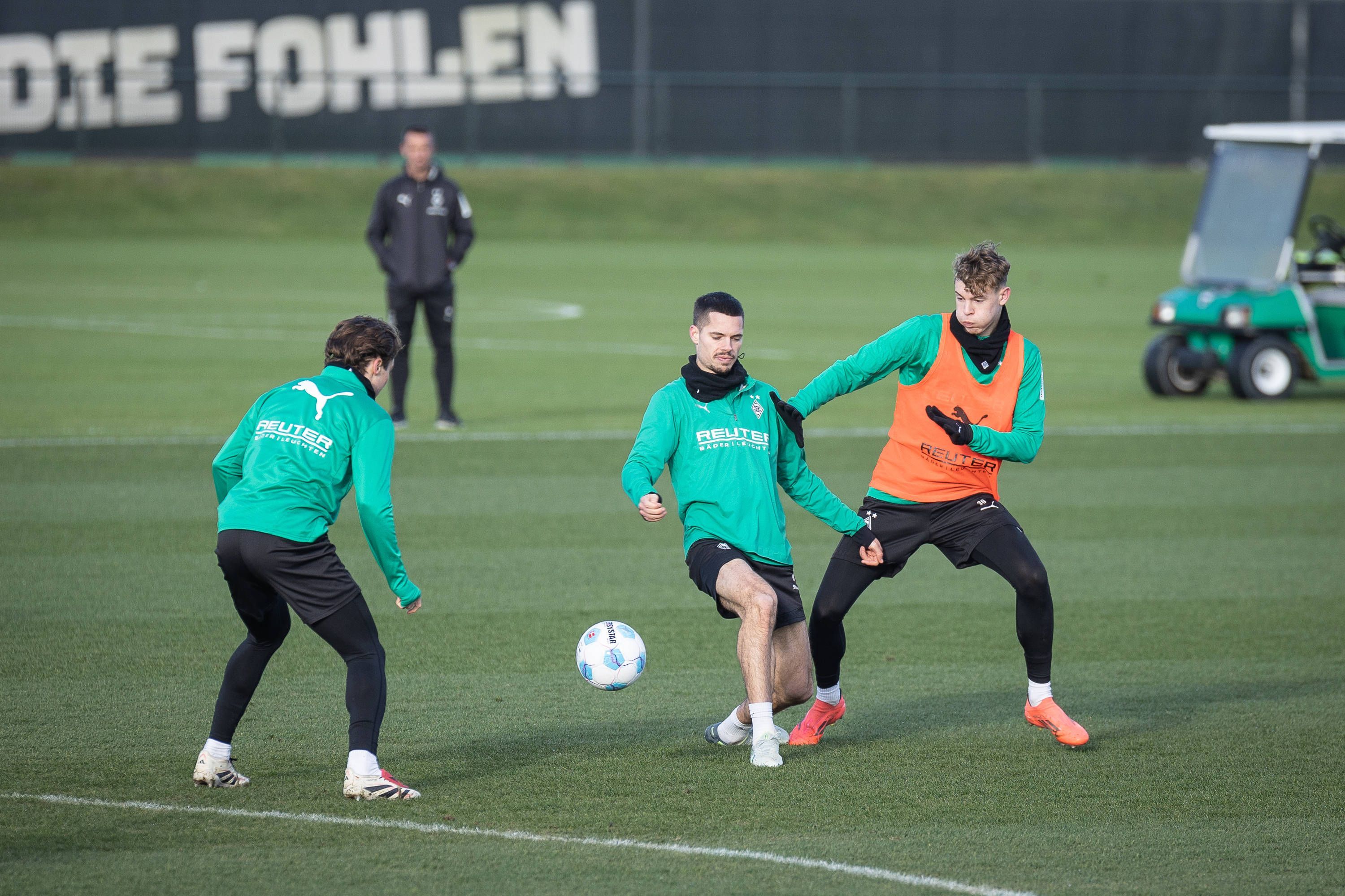 Niklas Swider im Duell mit Julian Weigl.