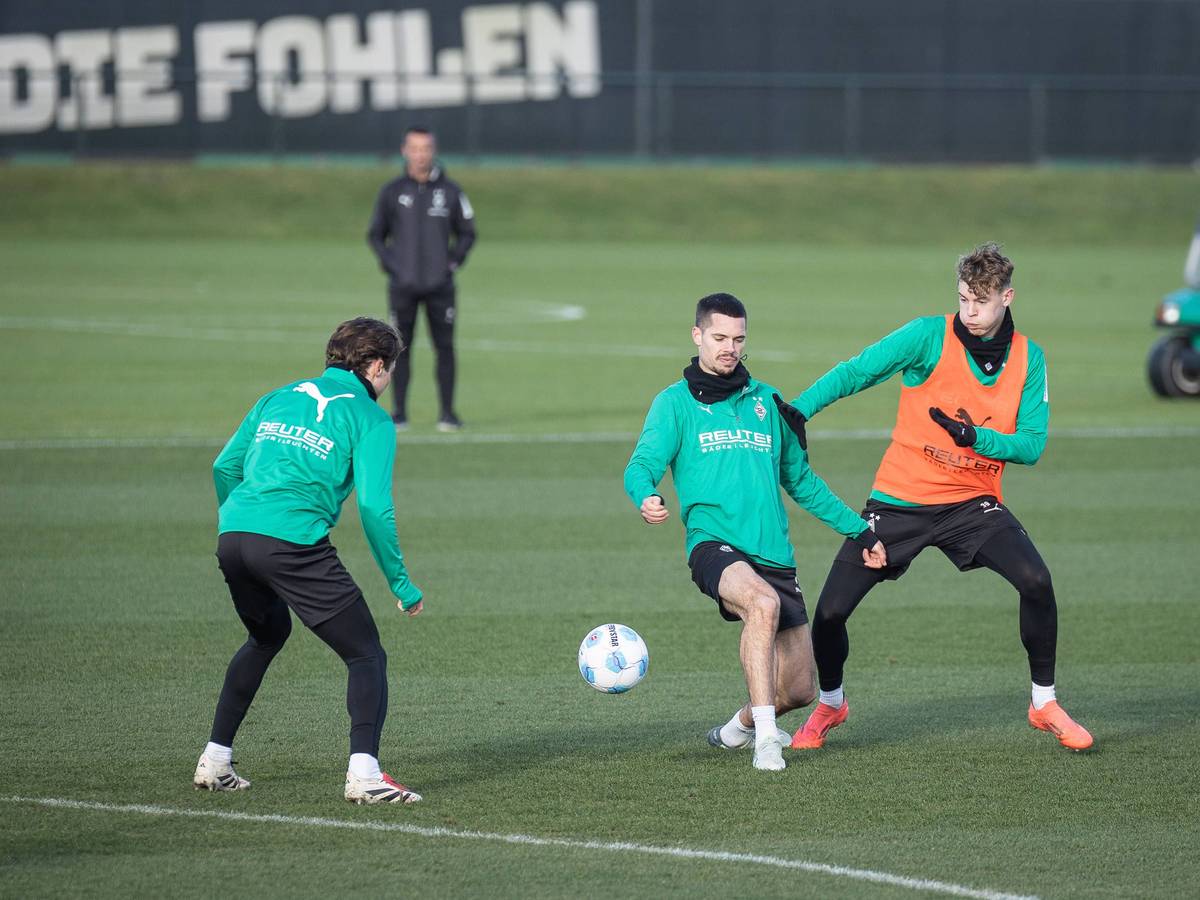 Niklas Swider im Duell mit Julian Weigl.