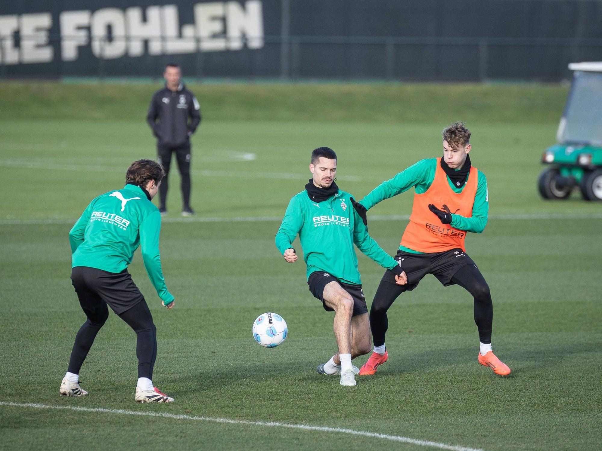 Niklas Swider im Duell mit Julian Weigl.