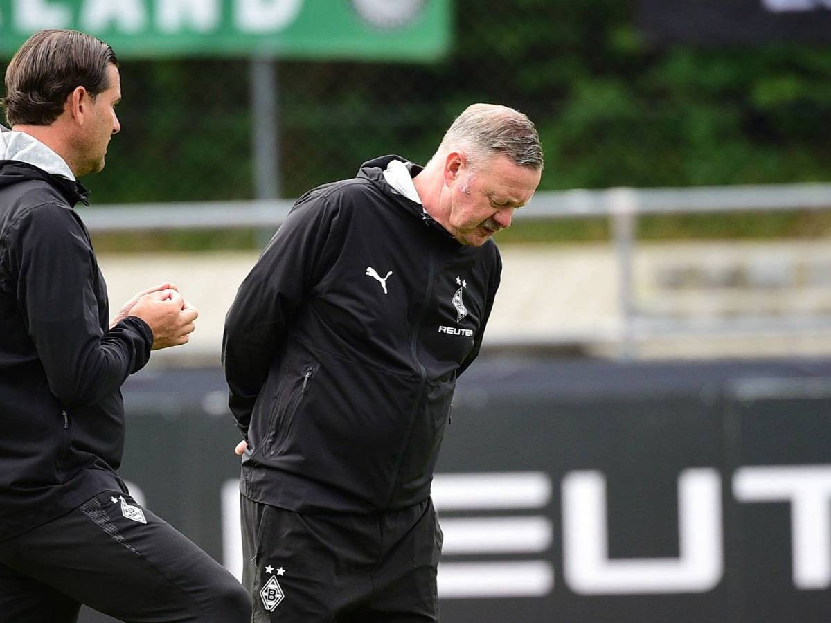 Roland Virkus (r.) und Gerardo Seoane bei Borussia Mönchengladbach im Gespräch.