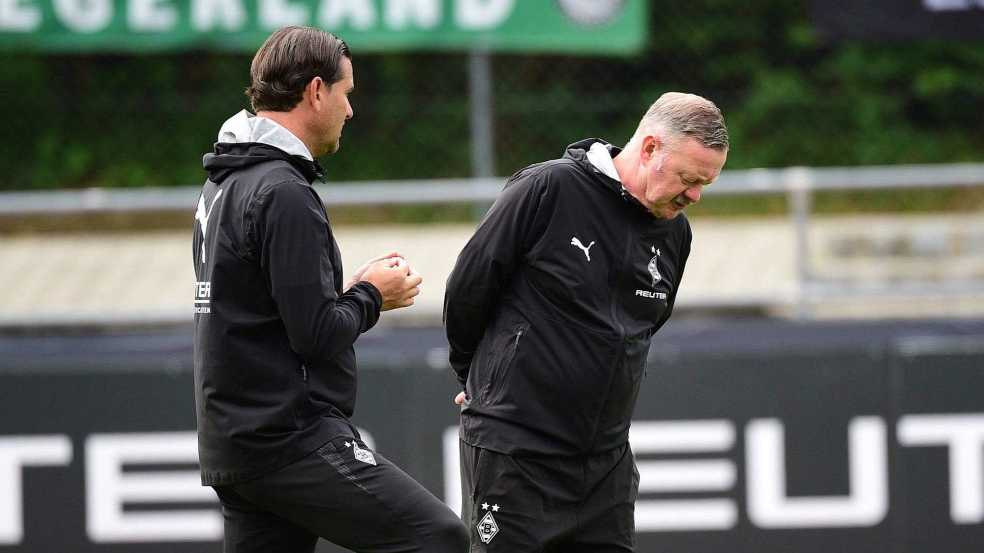 Roland Virkus (r.) und Gerardo Seoane bei Borussia Mönchengladbach im Gespräch.