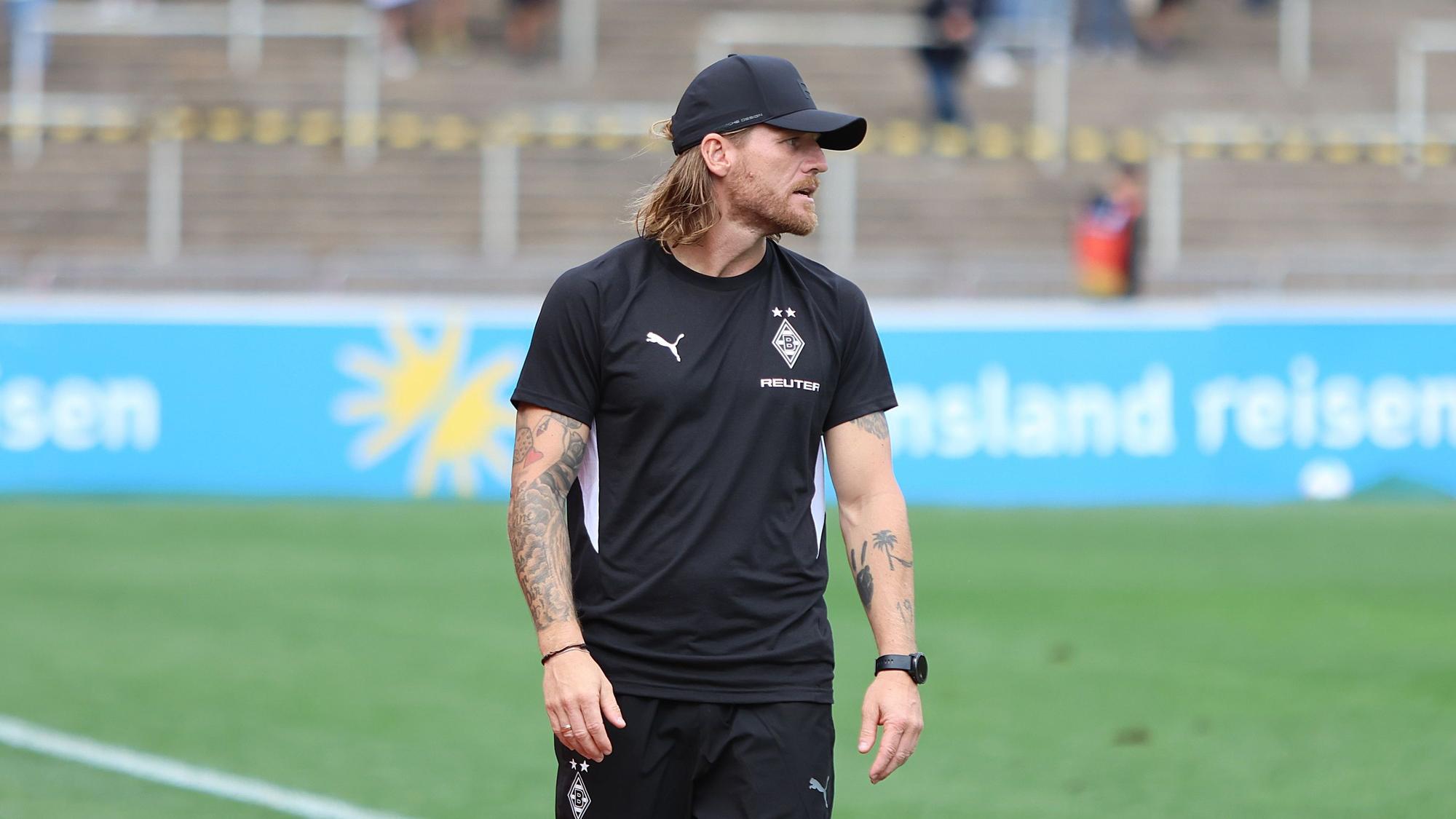 Eugen Polanski in Gladbach-Klamotte am Spielfeldrand.
