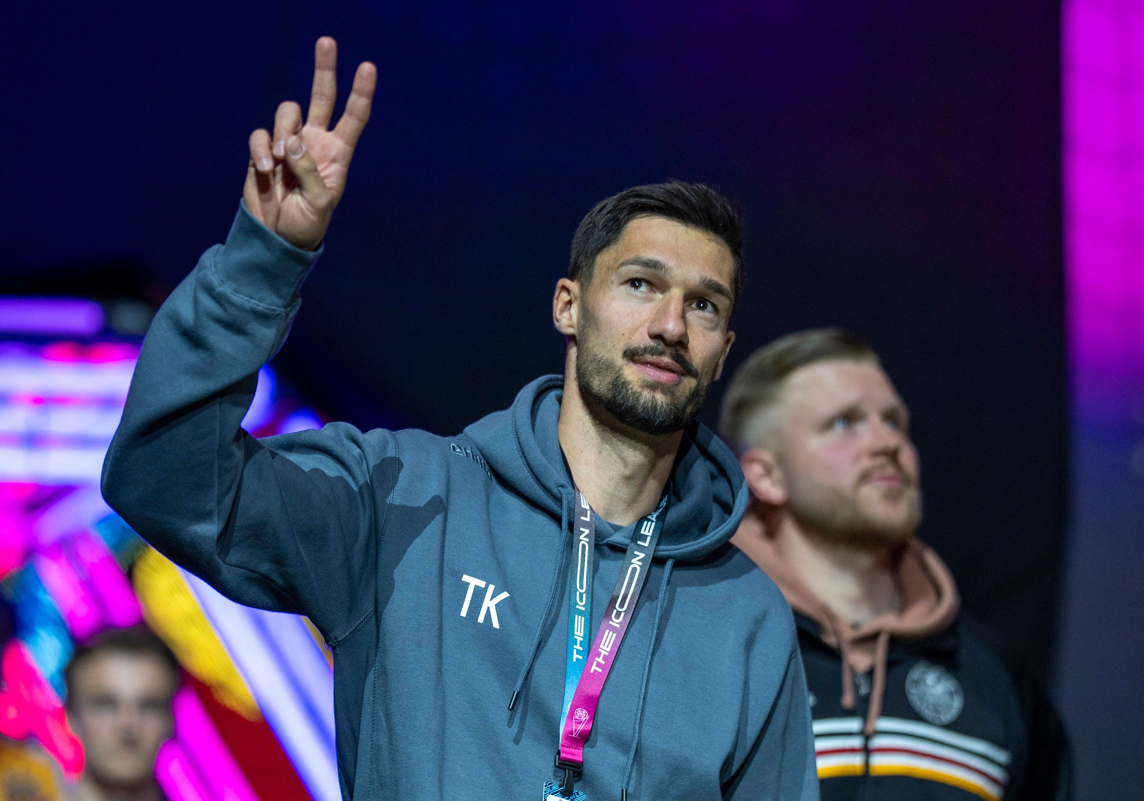 Tim Kleindienst zeigt das Peace-Zeichen zu den Fans in einer Halle.