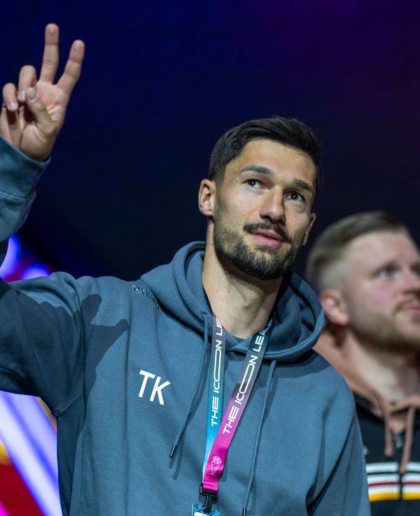 Tim Kleindienst zeigt das Peace-Zeichen zu den Fans in einer Halle.