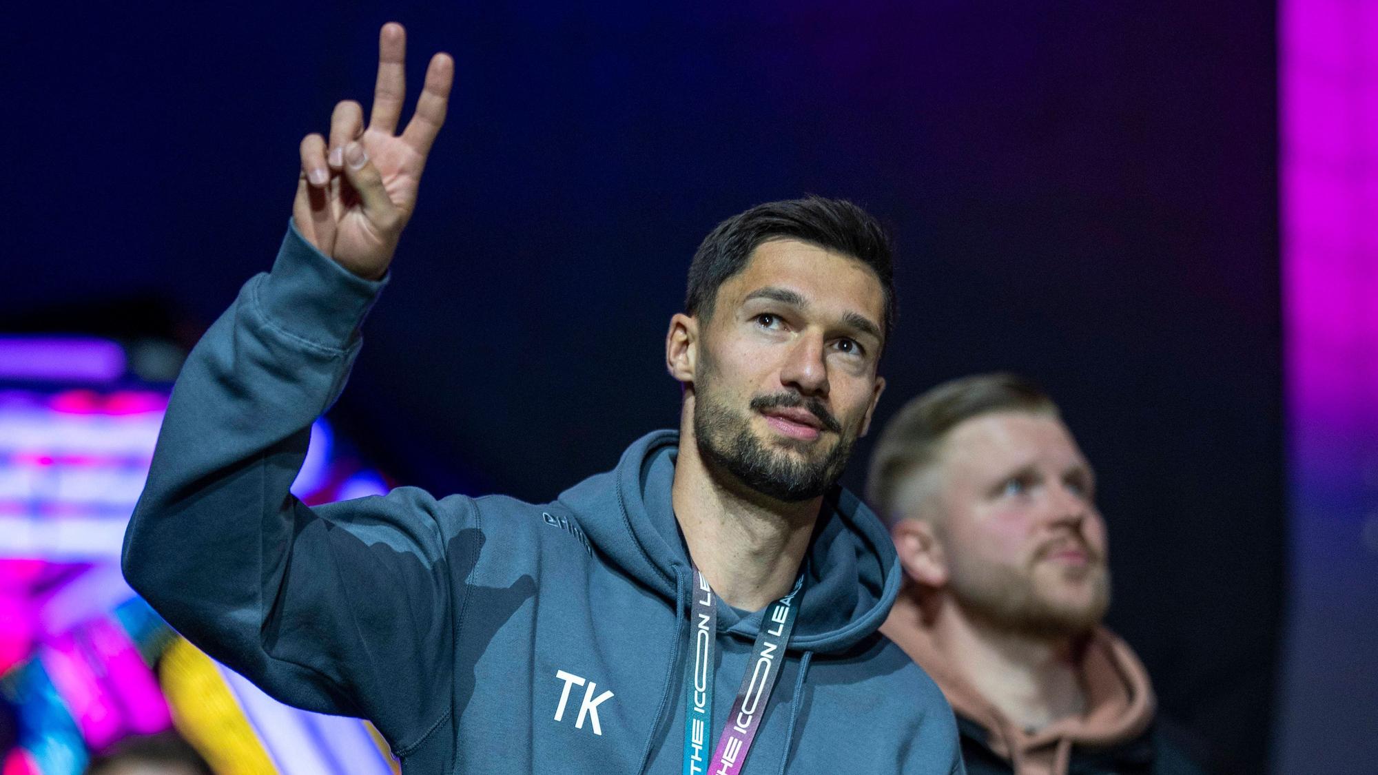 Tim Kleindienst zeigt das Peace-Zeichen zu den Fans in einer Halle.