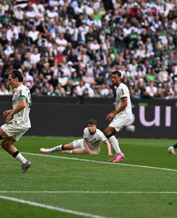 Der Ball trudelt ins Gladbacher Tor, die Borussen schauen nur zu.