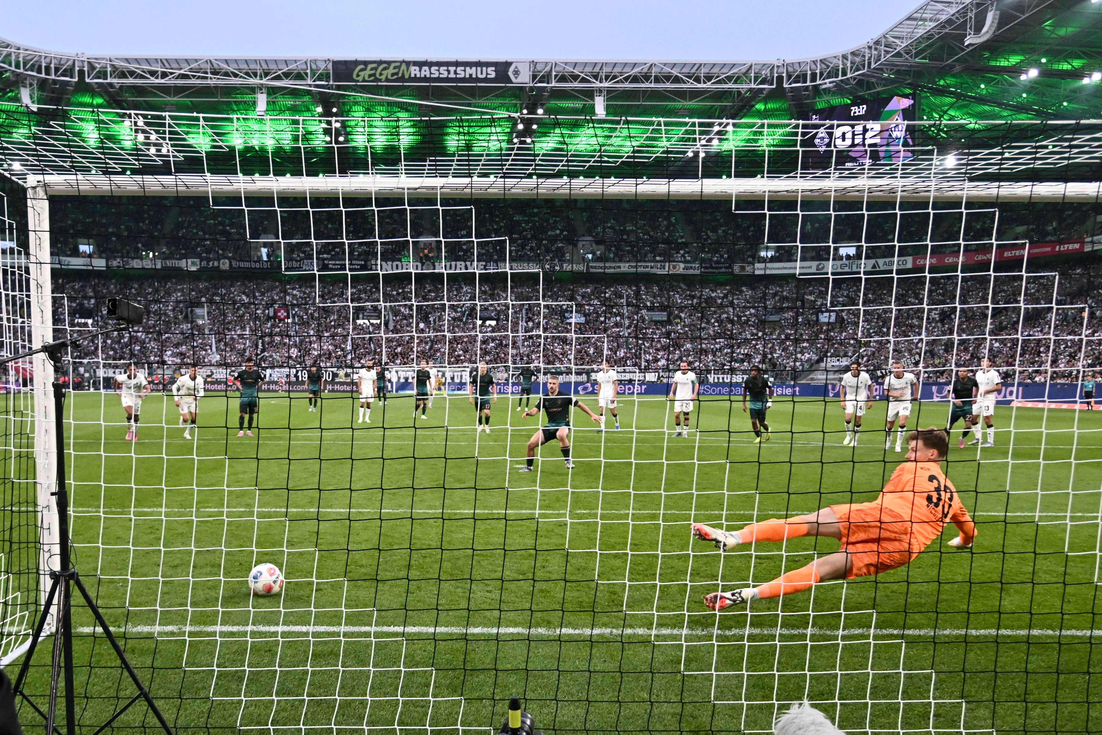 Romano Schmid trifft zum Elfmeter.