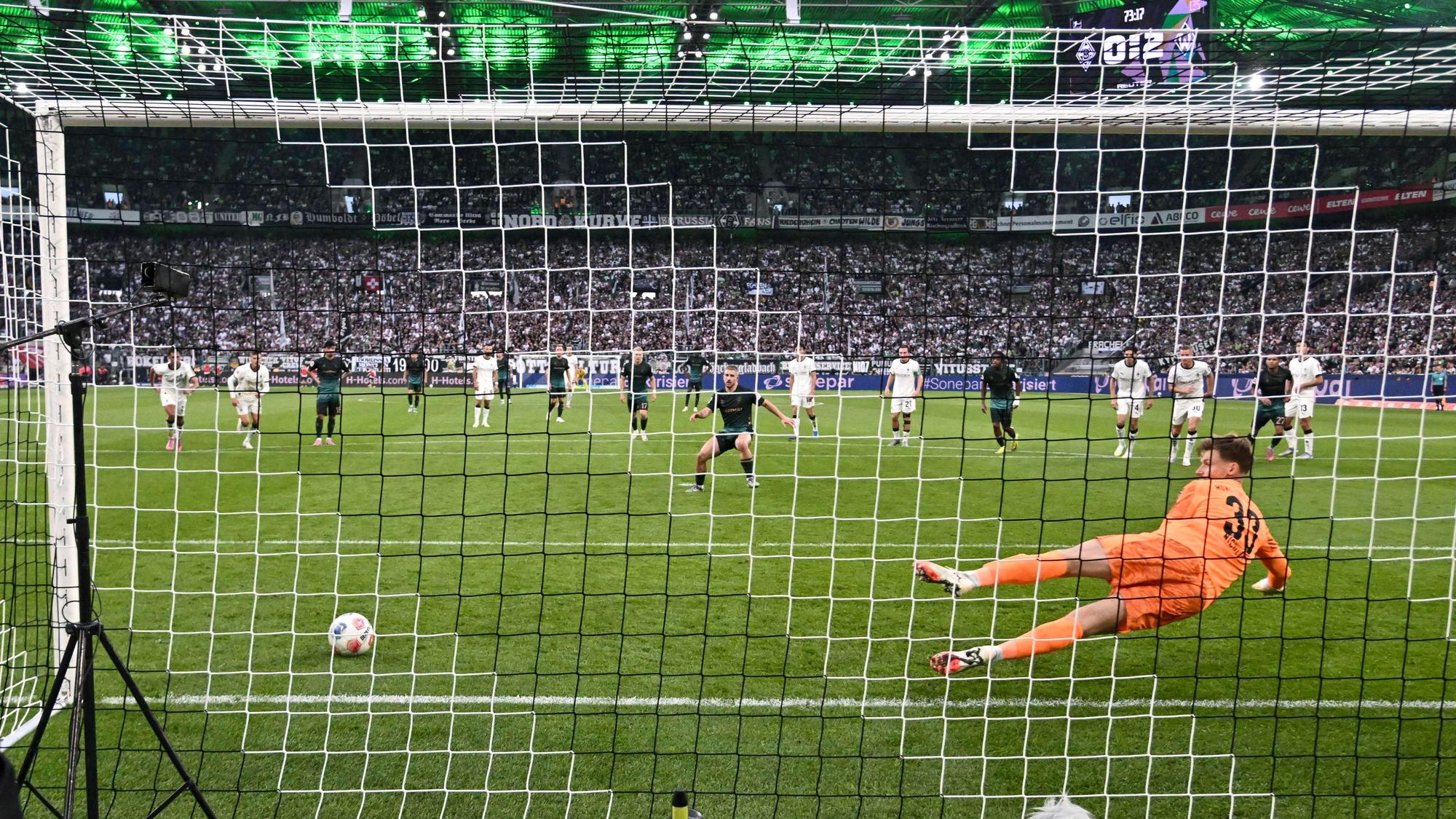 Romano Schmid trifft zum Elfmeter.