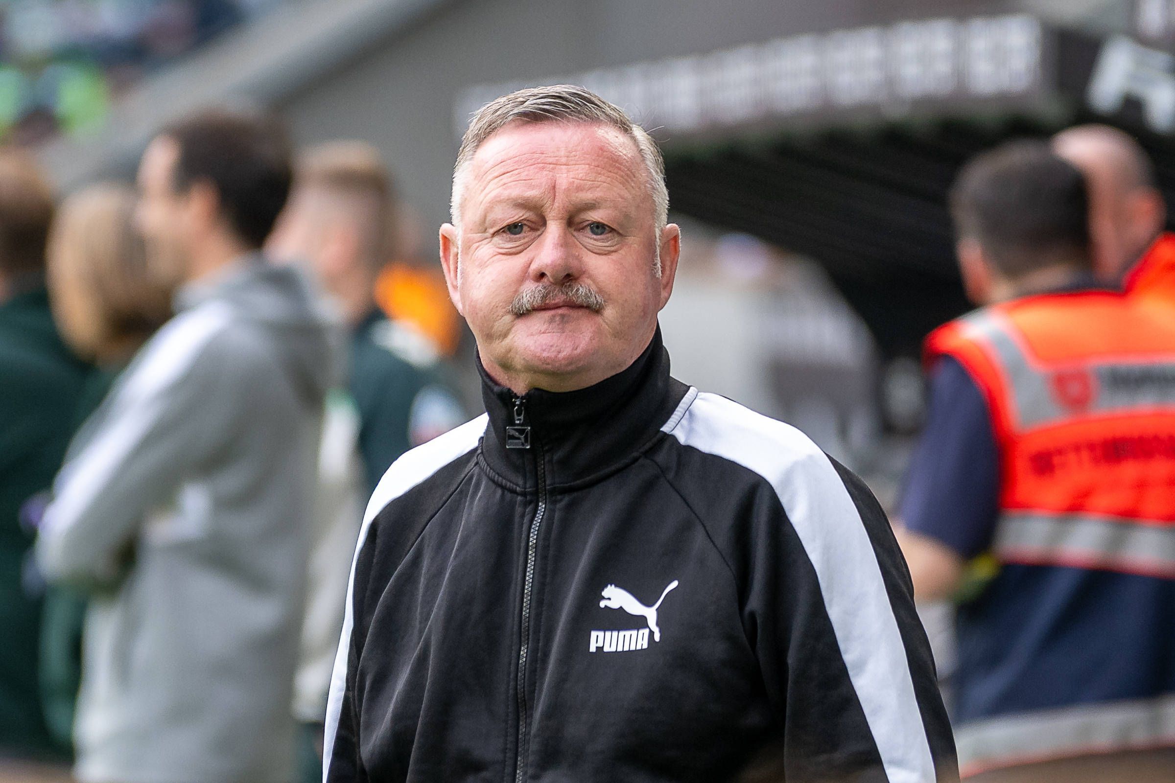 Roland Virkus am Spielfeldrand.