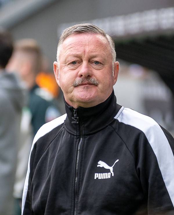 Roland Virkus am Spielfeldrand.