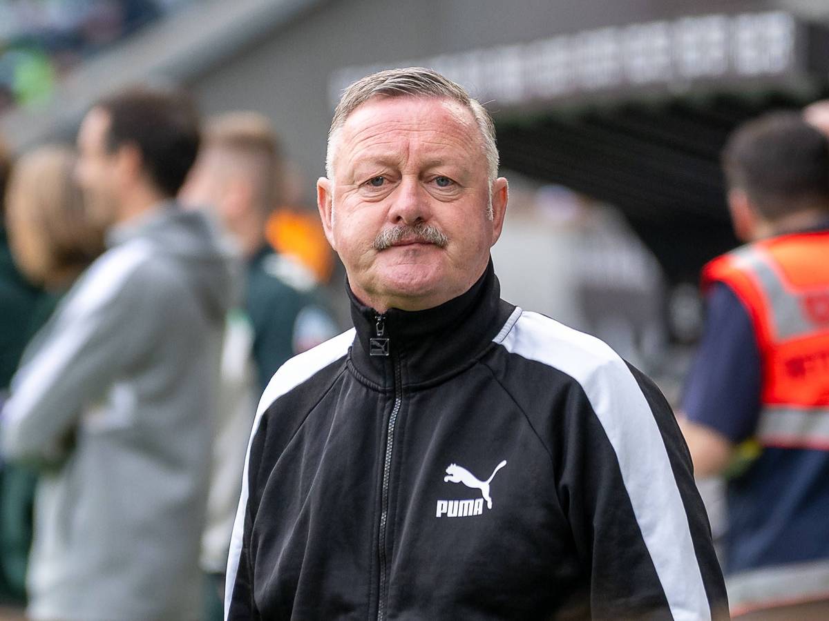 Roland Virkus am Spielfeldrand.