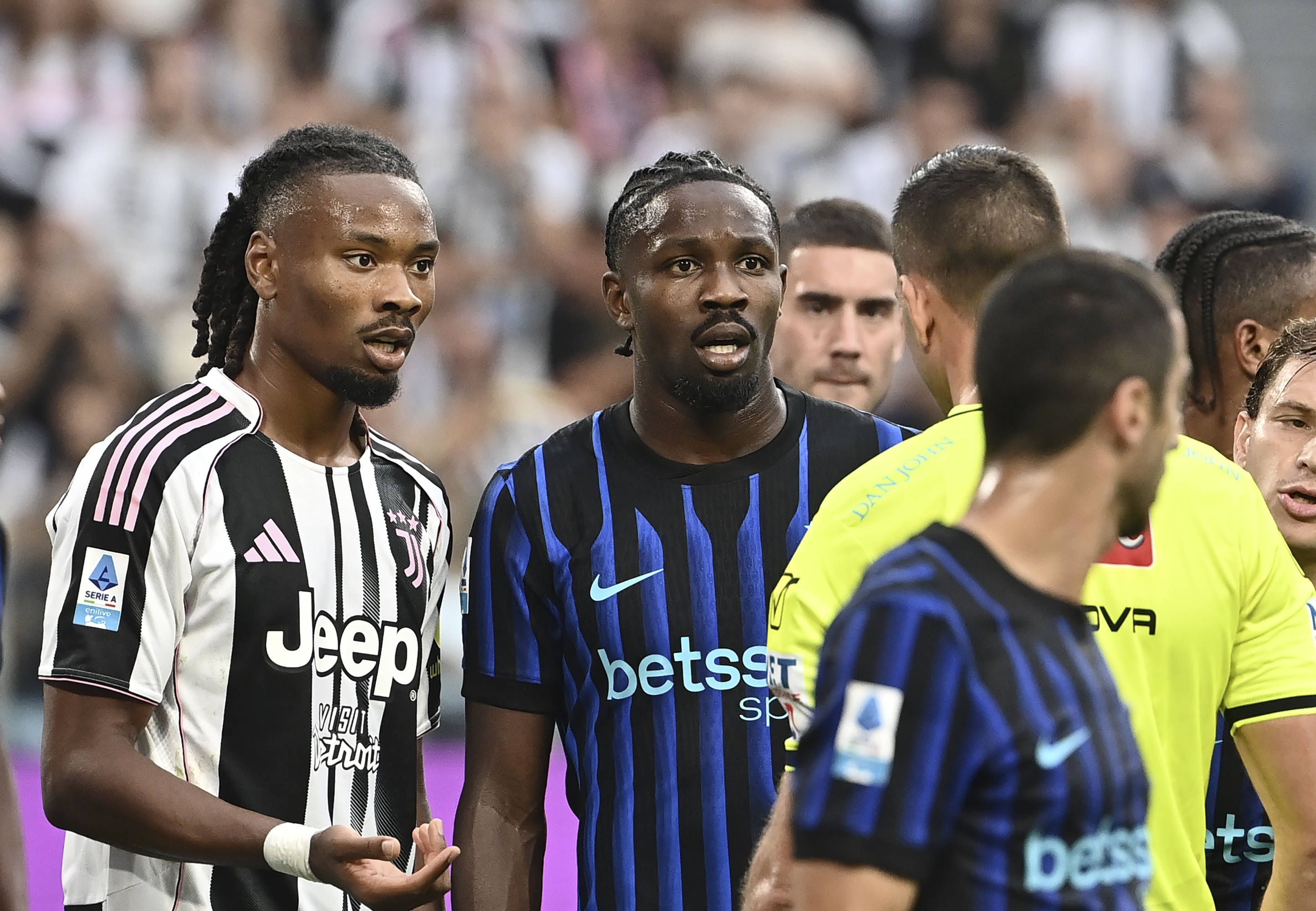 Khephren und Marcus Thuram gucken den Schiedsrichter entgeistert an.