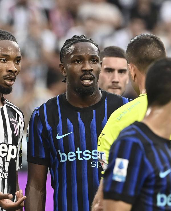 Khephren und Marcus Thuram gucken den Schiedsrichter entgeistert an.