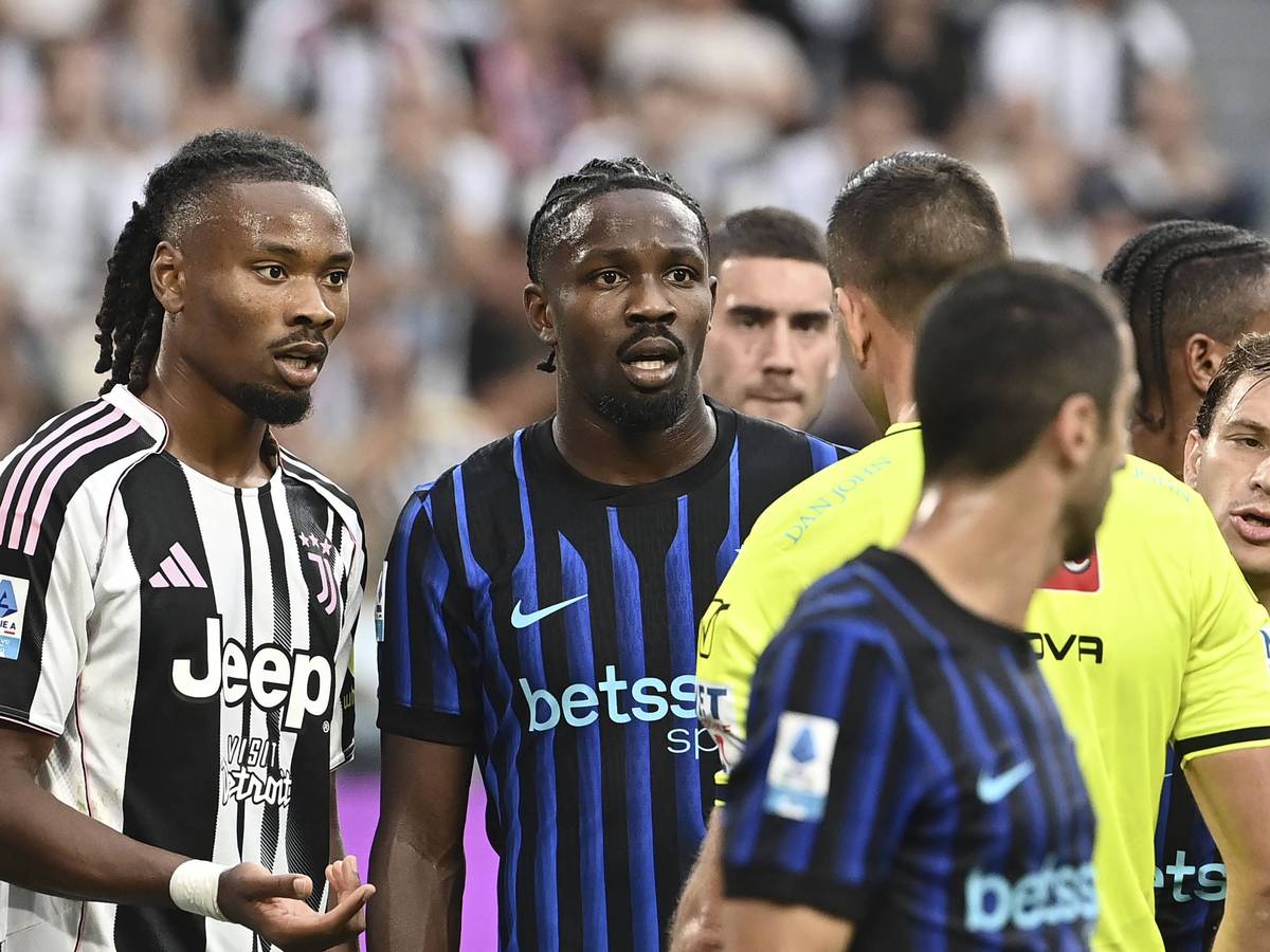 Khephren und Marcus Thuram gucken den Schiedsrichter entgeistert an.