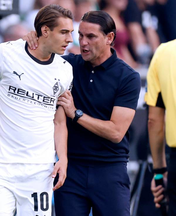Gerardo Seoane erklärt Florian Neuhaus etwas am Seitenrand.