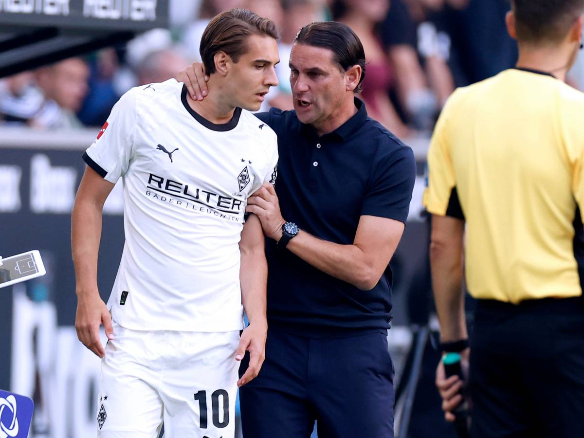 Gerardo Seoane erklärt Florian Neuhaus etwas am Seitenrand.