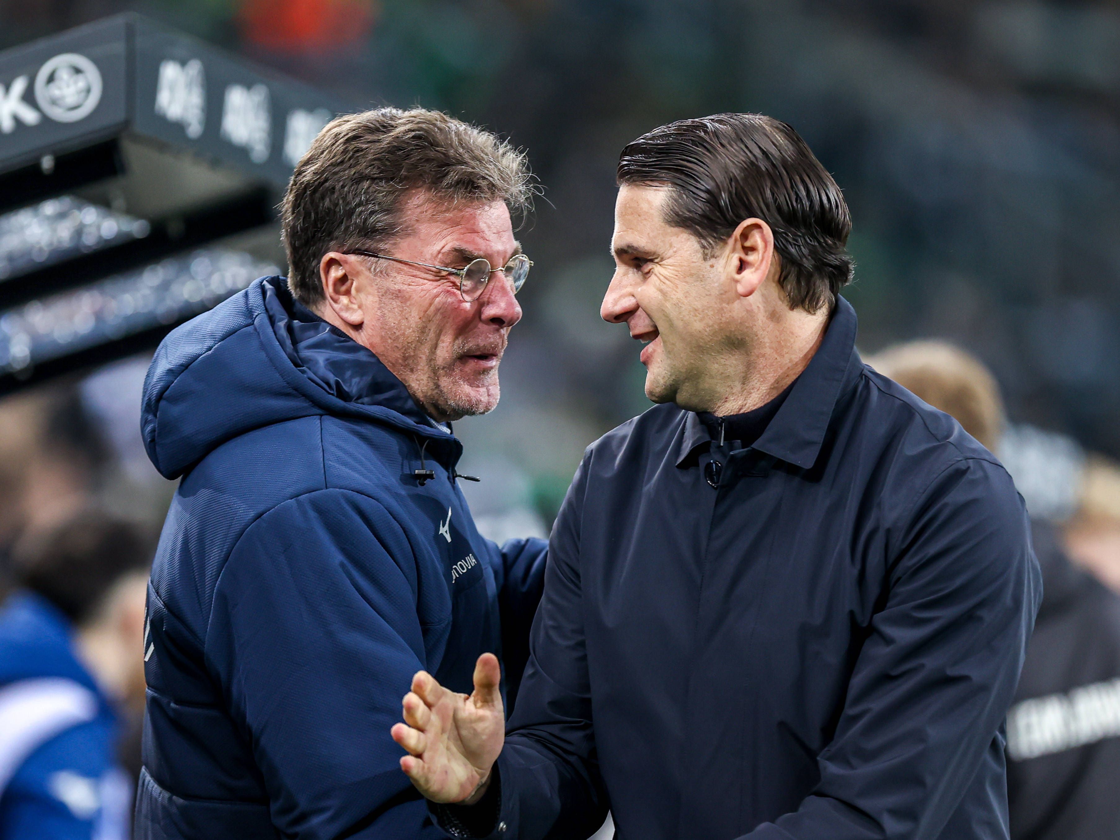 Dieter Hecking und Gerardo Seoane lachen miteinander.