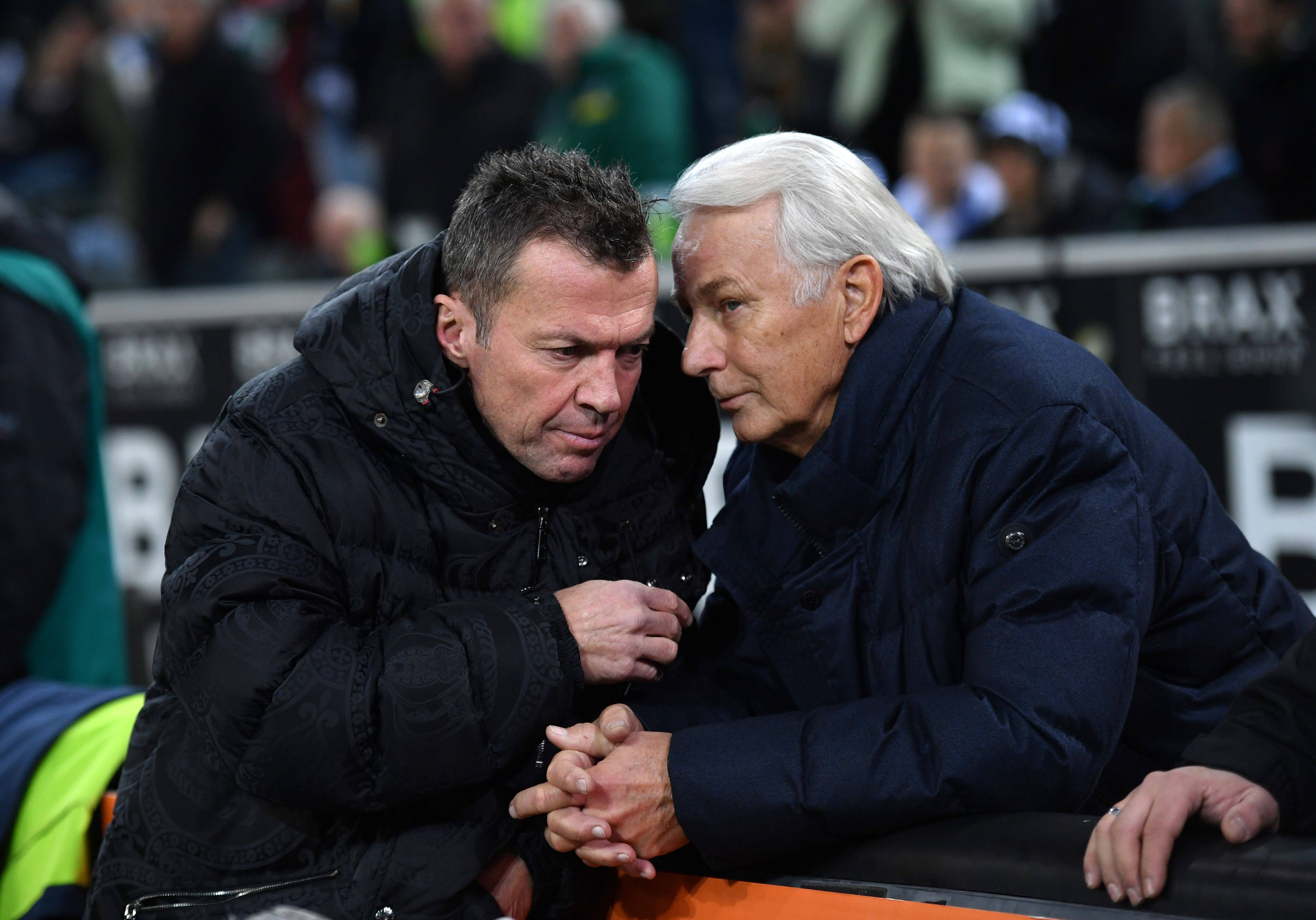 Lothar Matthäus und Rainer Bonhof flüstern miteinander.