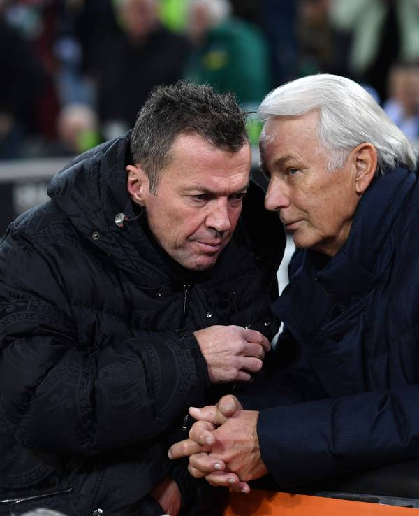 Lothar Matthäus und Rainer Bonhof flüstern miteinander.