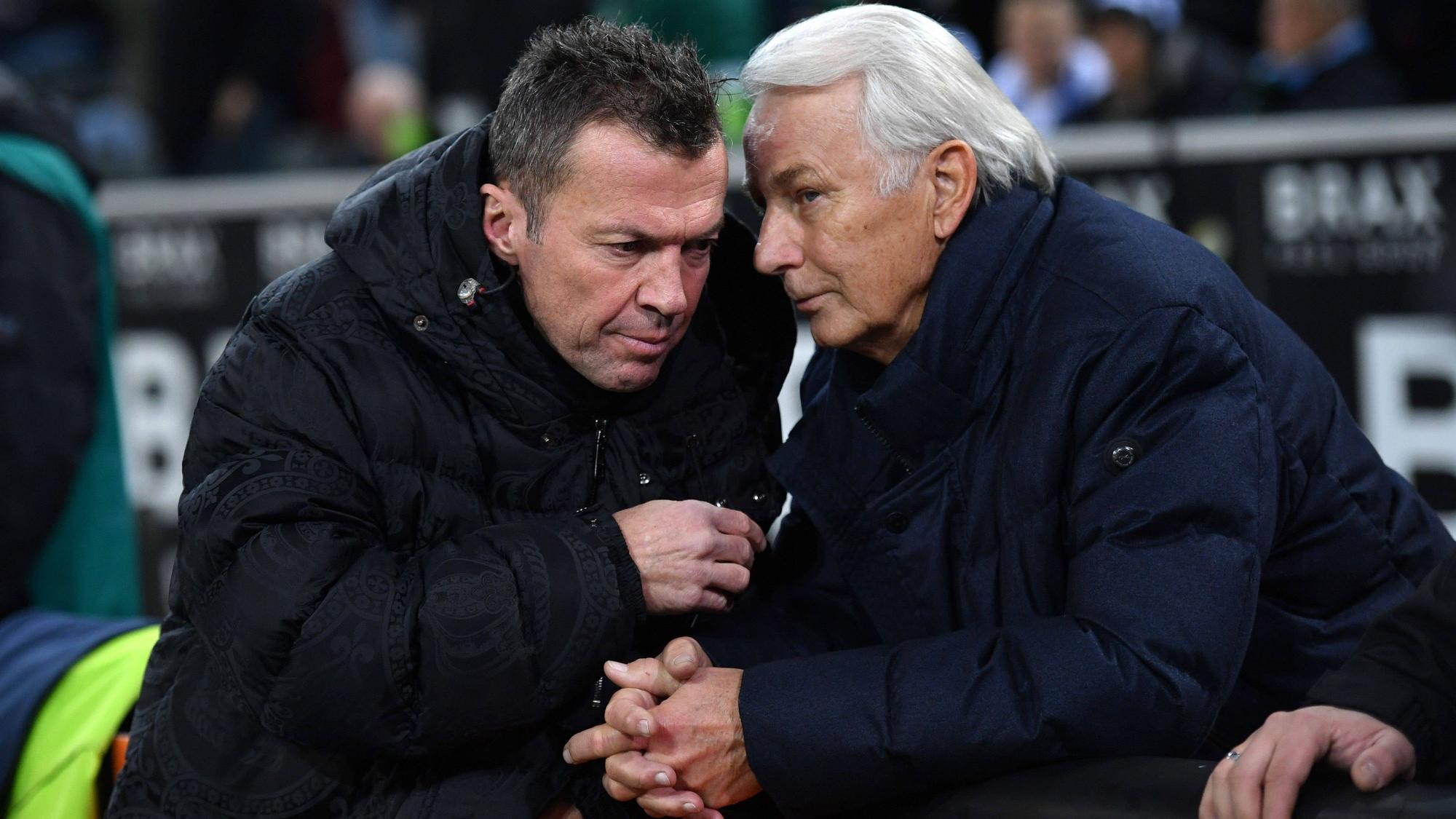 Lothar Matthäus und Rainer Bonhof flüstern miteinander.