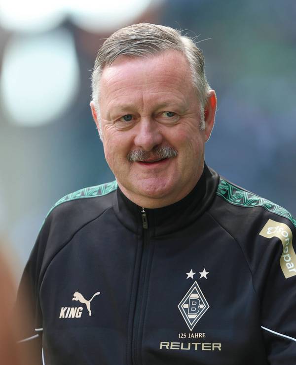 Roland Virkus im Gladbach-Trainingsanzug.