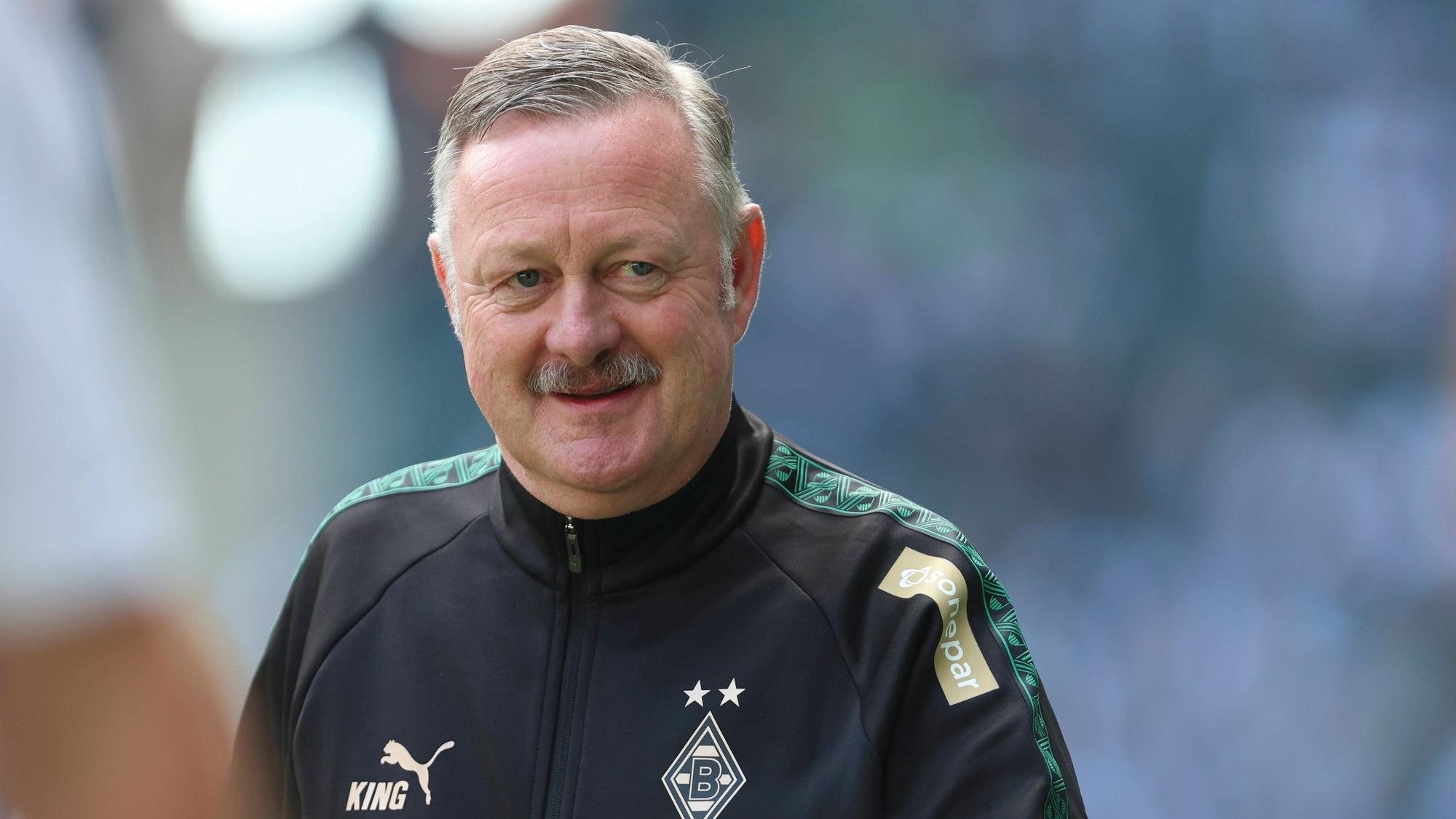 Roland Virkus im Gladbach-Trainingsanzug.