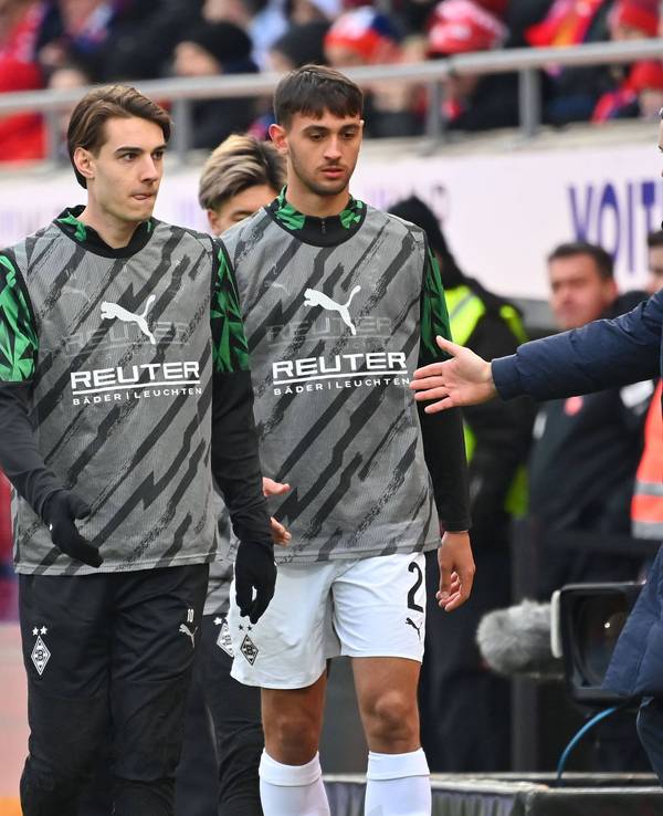 Florian Neuhaus und Fabio Chiarodia kommen vom Aufwärmen zurück zur Bank.