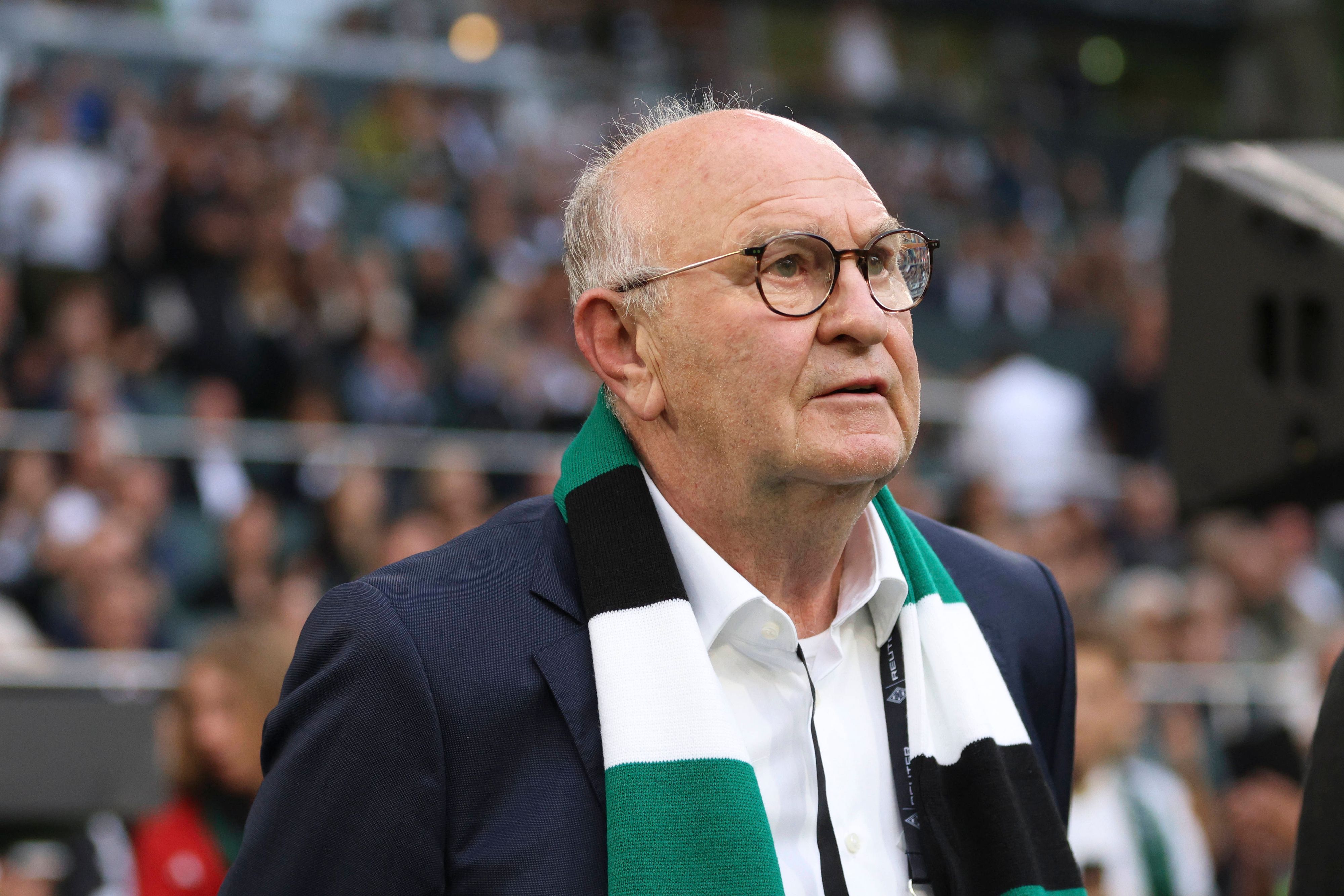 Horst Köppel mit Gladbach-Schal und Anzug im Borussia-Park.