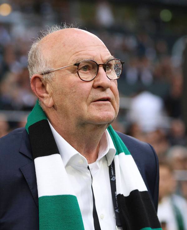 Horst Köppel mit Gladbach-Schal und Anzug im Borussia-Park.