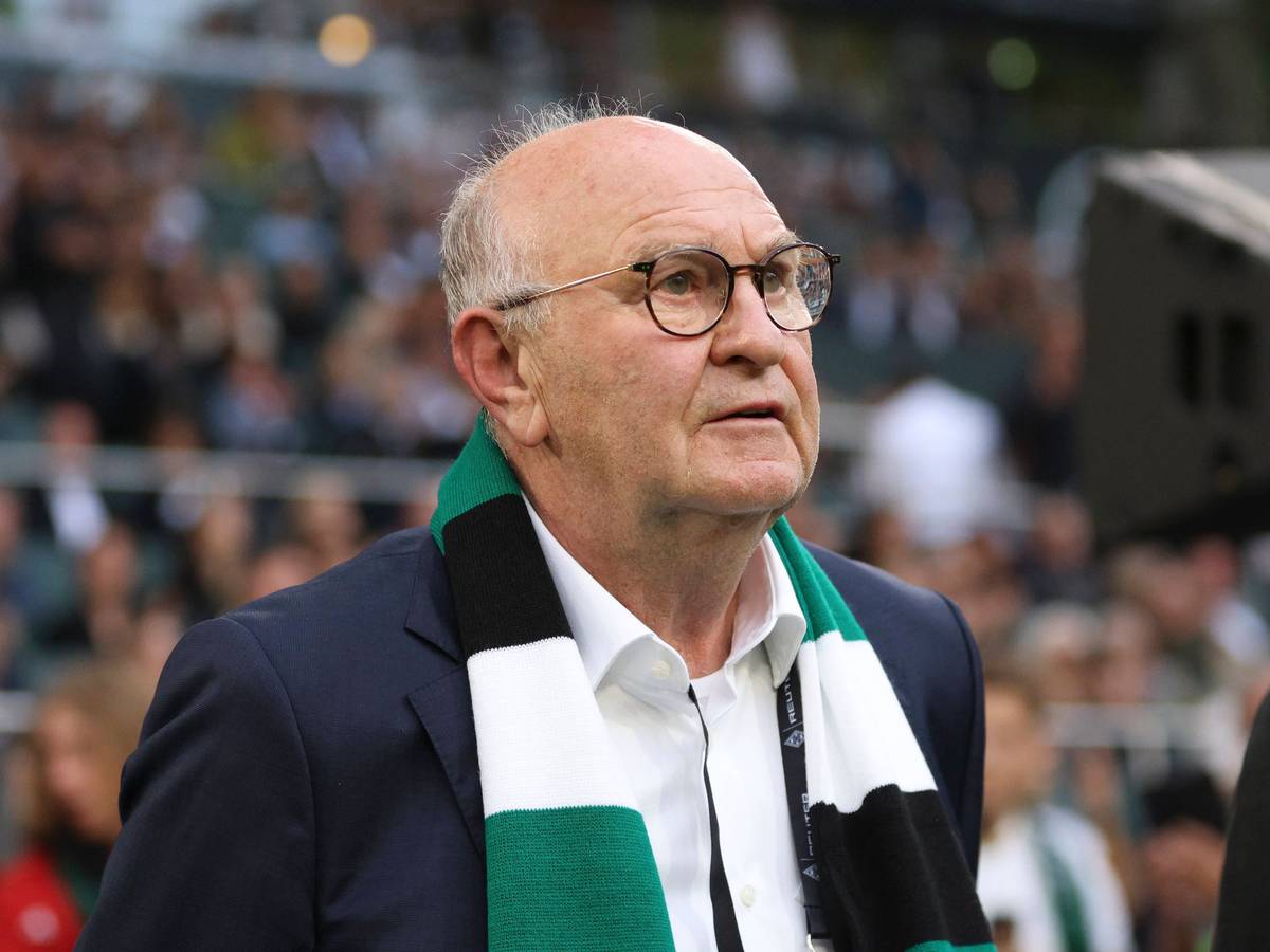 Horst Köppel mit Gladbach-Schal und Anzug im Borussia-Park.