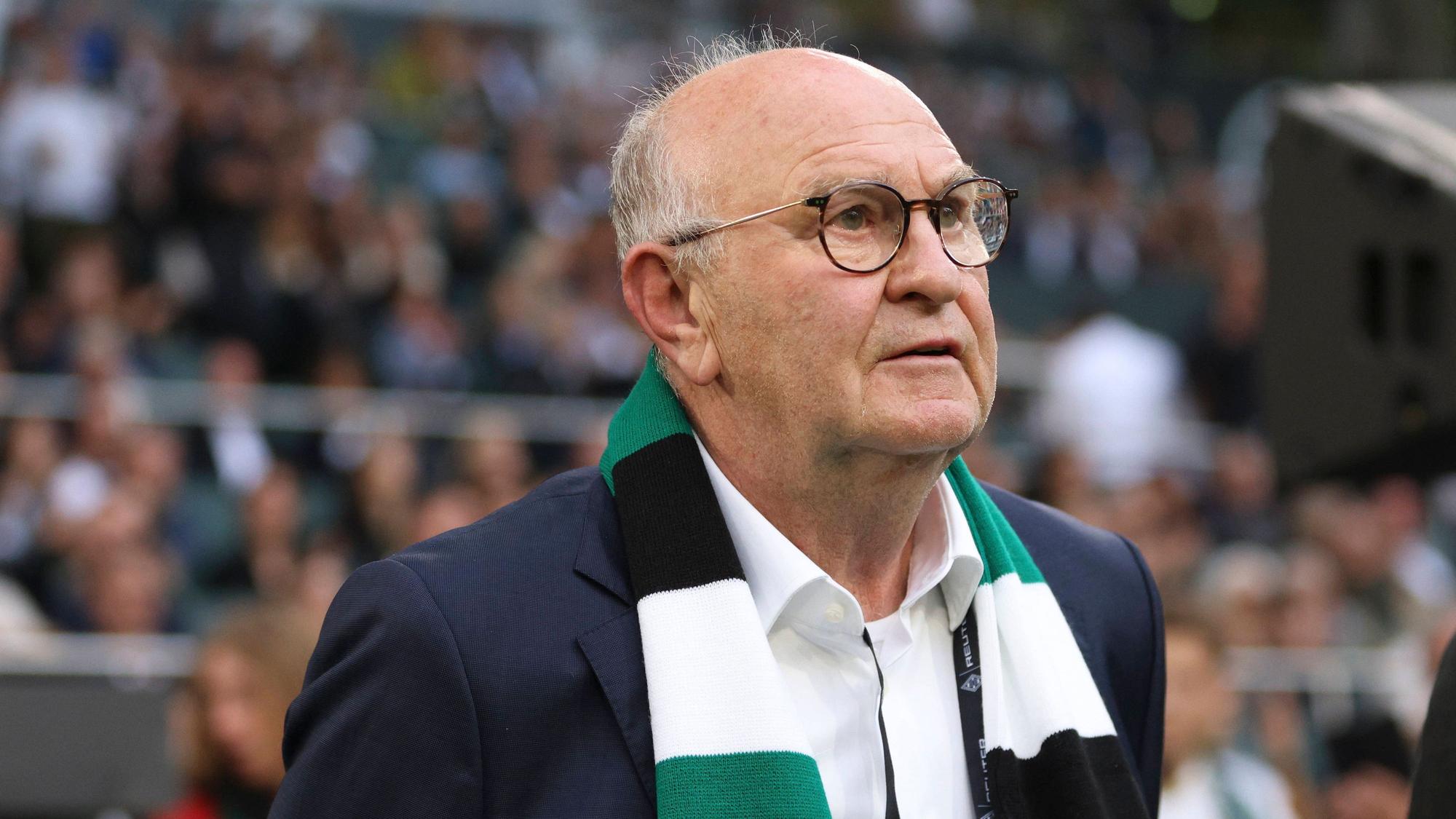 Horst Köppel mit Gladbach-Schal und Anzug im Borussia-Park.
