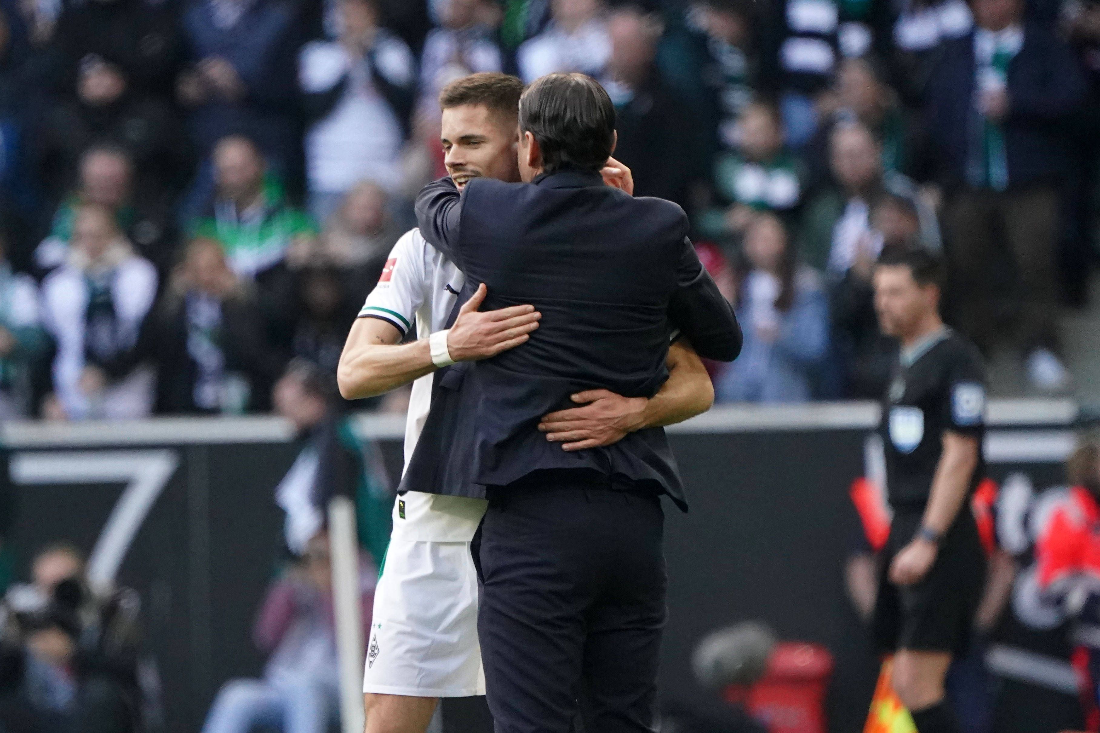 Julian Weigl und Gerardo Seoane umarmen sich.