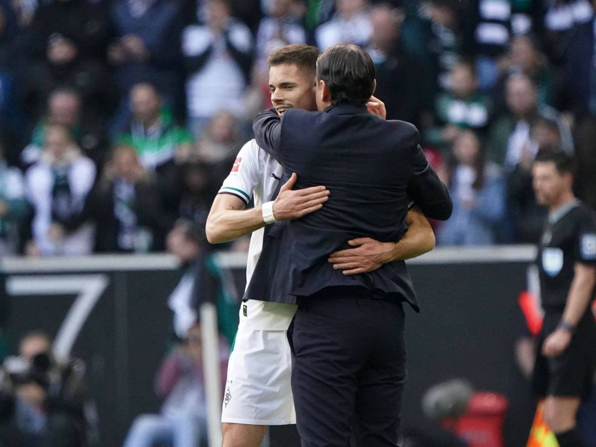 Julian Weigl und Gerardo Seoane umarmen sich.