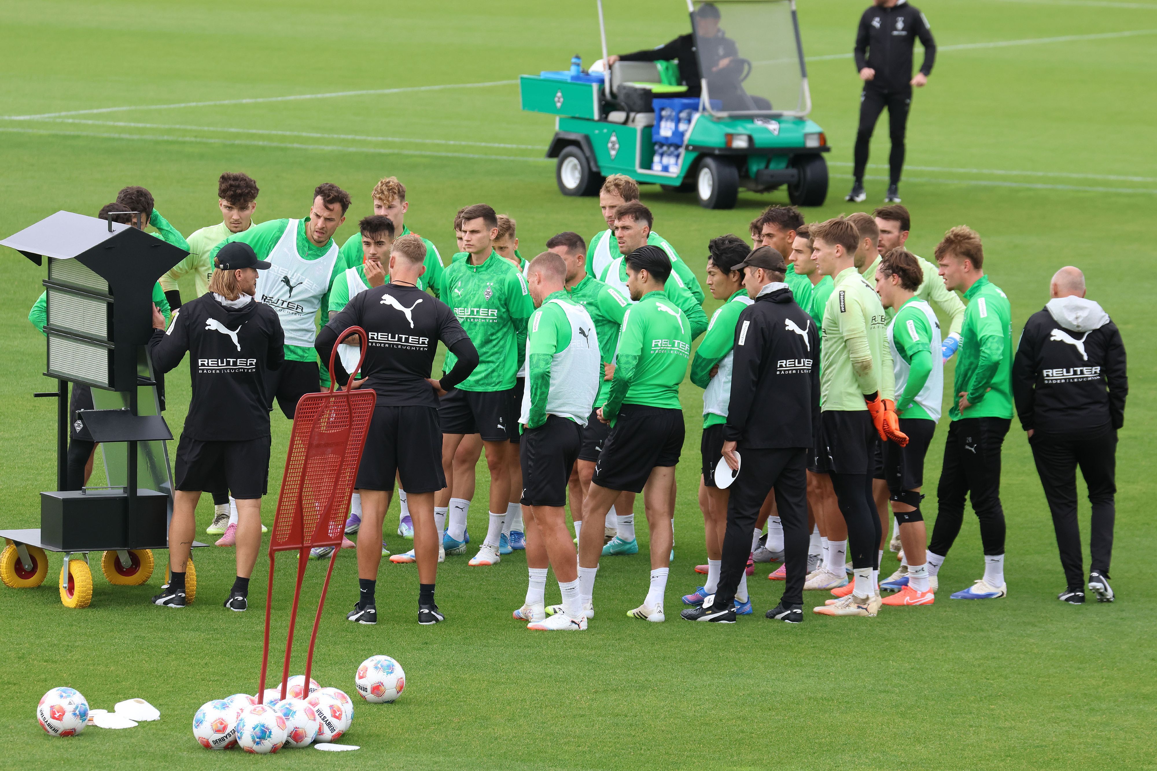 Eugen Polanski erklärt den Gladbach-Profis etwas an der Taktiktafel.