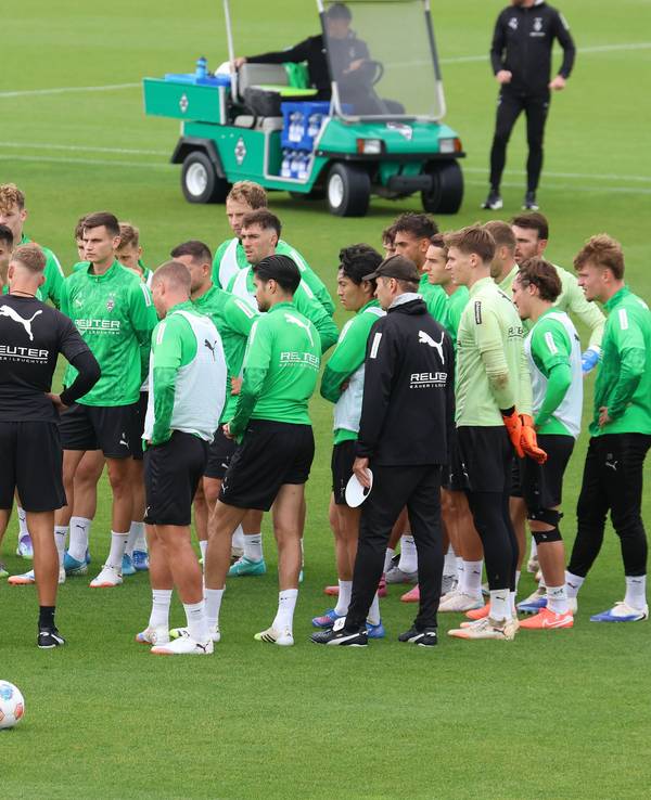 Eugen Polanski erklärt den Gladbach-Profis etwas an der Taktiktafel.