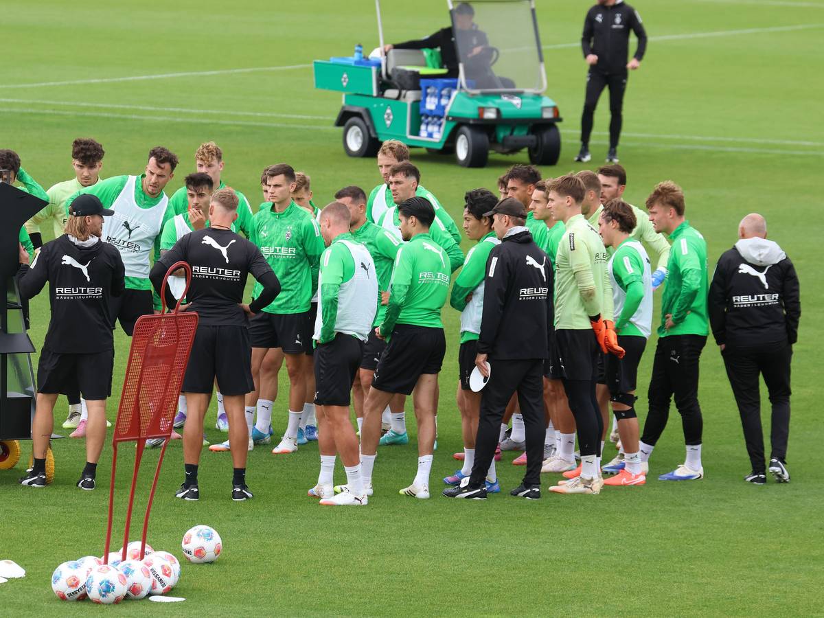 Eugen Polanski erklärt den Gladbach-Profis etwas an der Taktiktafel.