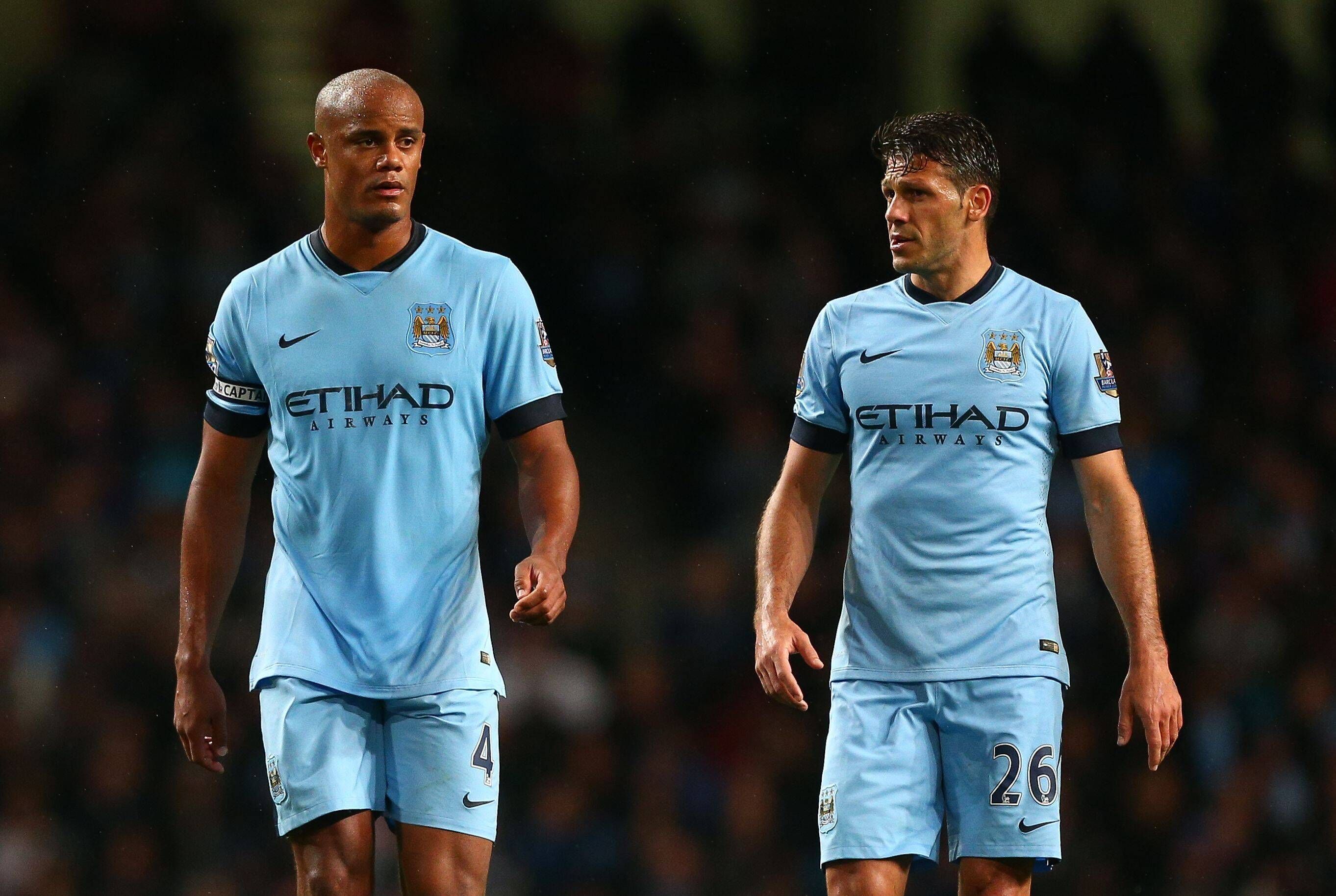 Vincent Kompany und Martin Demichelis im Trikot von Manchester City.