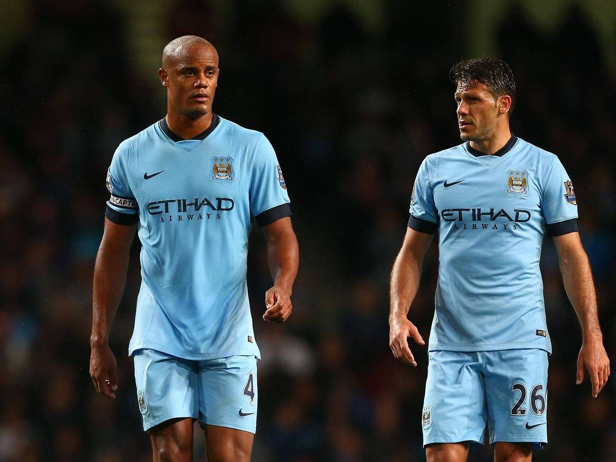 Vincent Kompany und Martin Demichelis im Trikot von Manchester City.